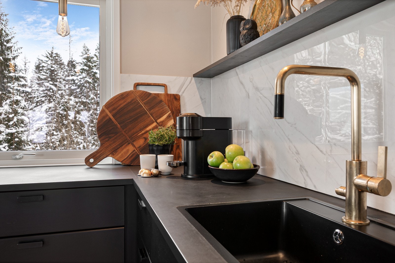 Kjøkkenarmaturet er fra Tapwell, en kvalitetsleverandør kjent for sitt stilrene design og solide utførelse. Galleribilde