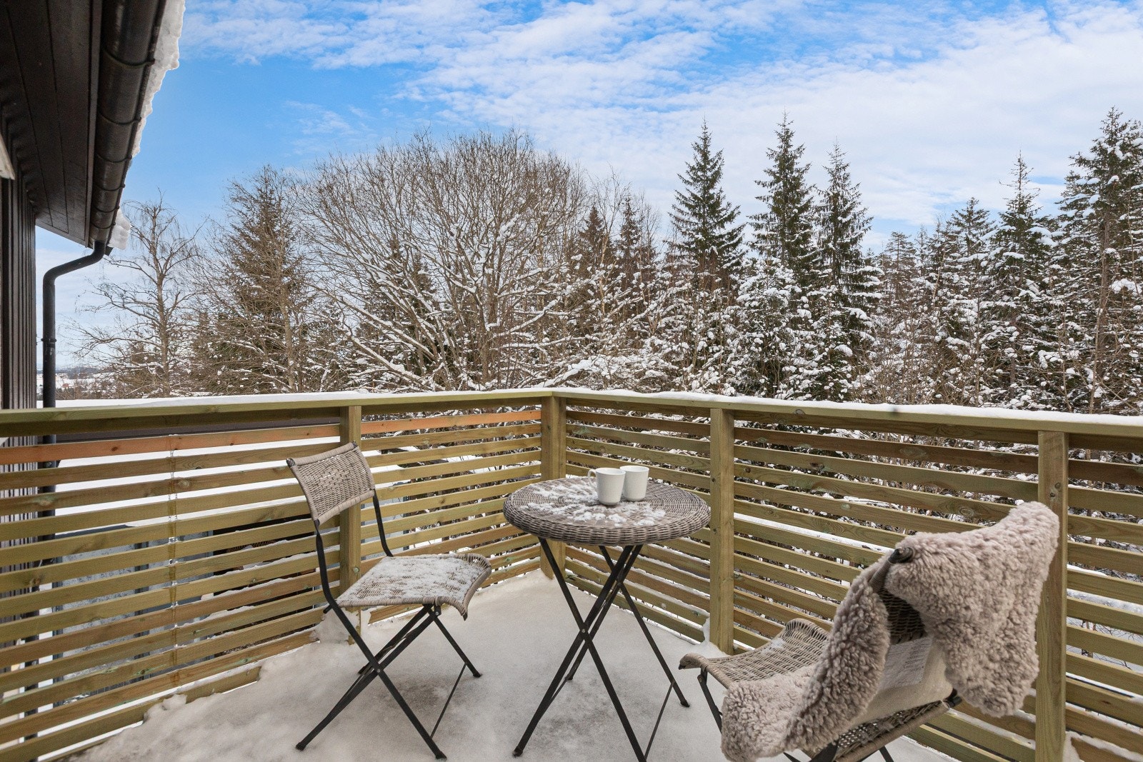 Fra hovedsoverommet er det utgang til en hyggelig balkong på ca. 6 kvm - en perfekt plass for morgenkaffen, med rolig utsikt mot skogen. Galleribilde