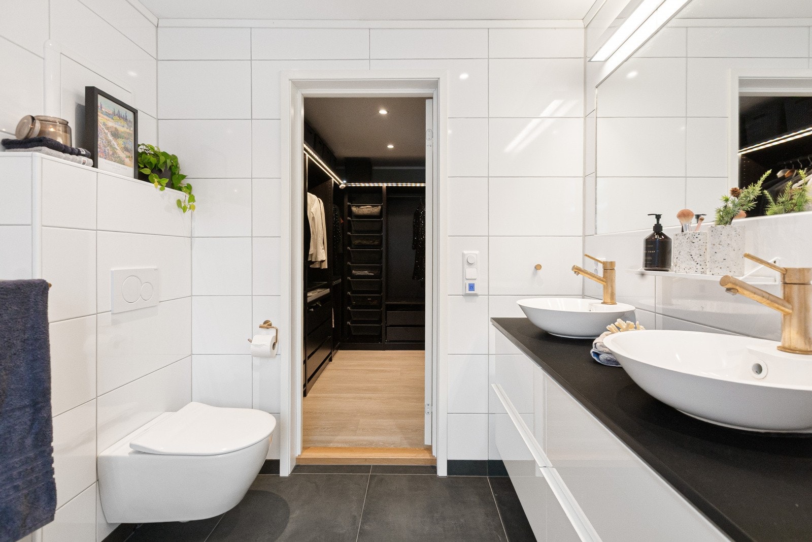 Her er det gulvvarme for ekstra komfort, samt downlights i taket. Galleribilde