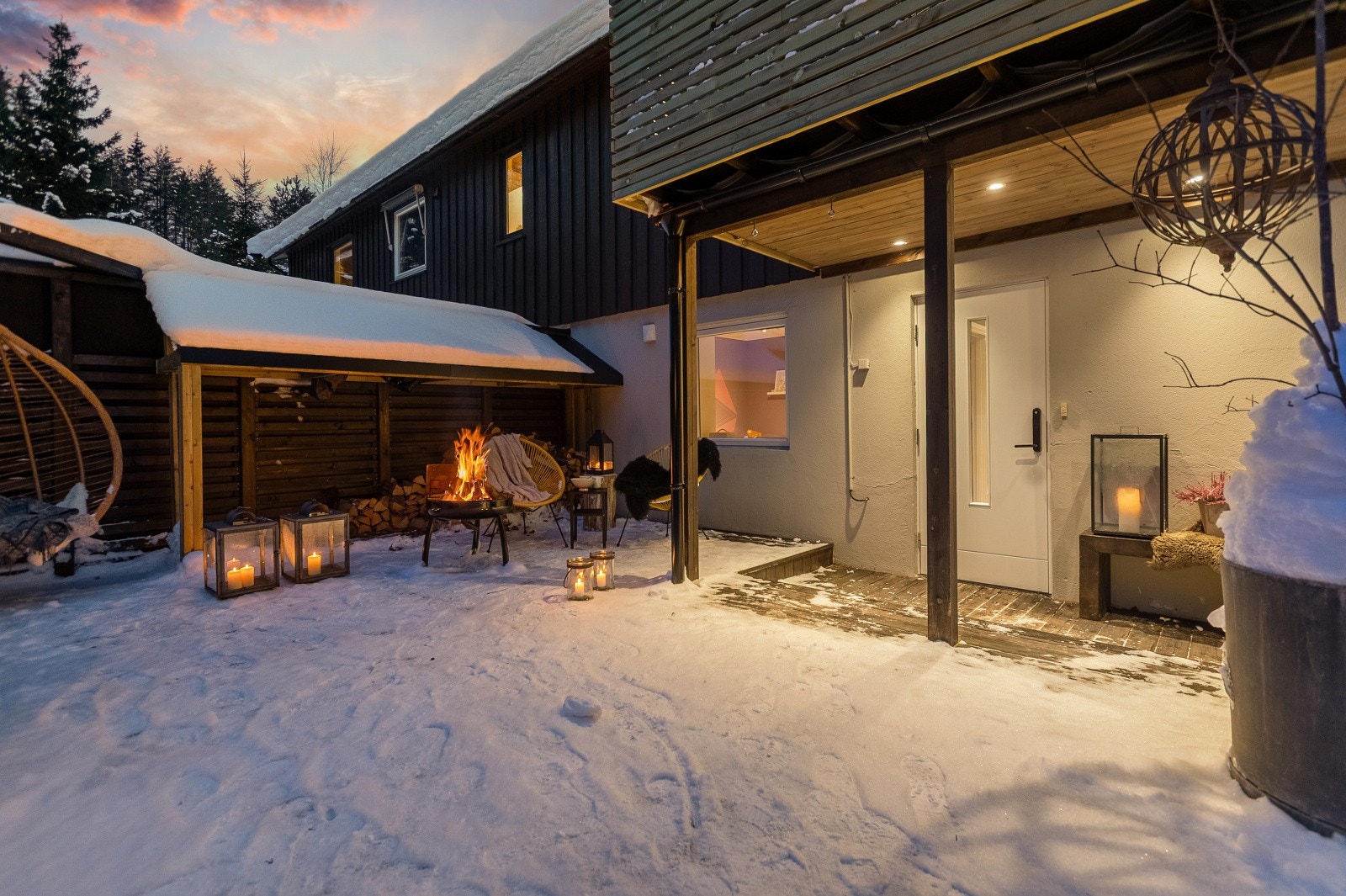 En lun og innbydende uteplass ved inngangspartiet i underetasjen, som gir et hyggelig første møte med boligen og en naturlig plass for å nyte rolige stunder ute. Galleribilde