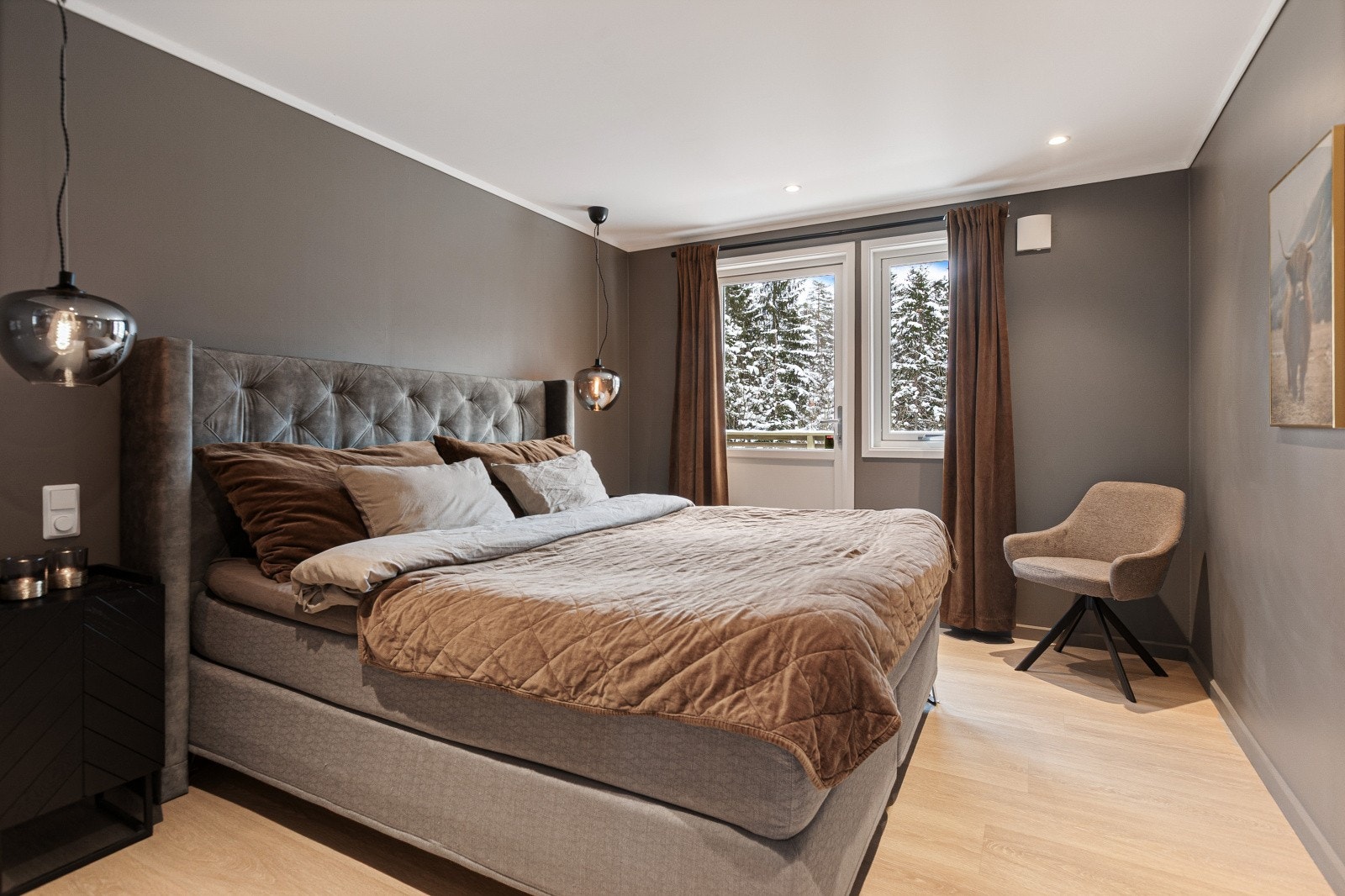 Hovedsoverommet har en god størrelse og gir rikelig med plass til dobbeltseng og nattbord. Galleribilde