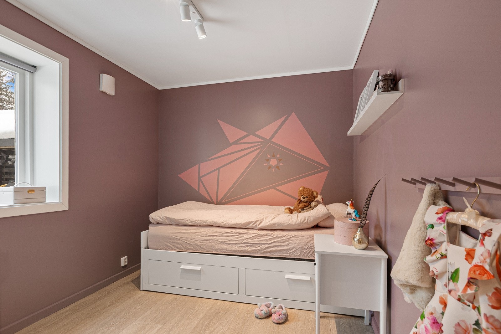 Begge soverommene er malt i delikate, harmoniske farger som skaper en lun og hyggelig atmosfære - perfekt tilpasset som barnerom. Galleribilde