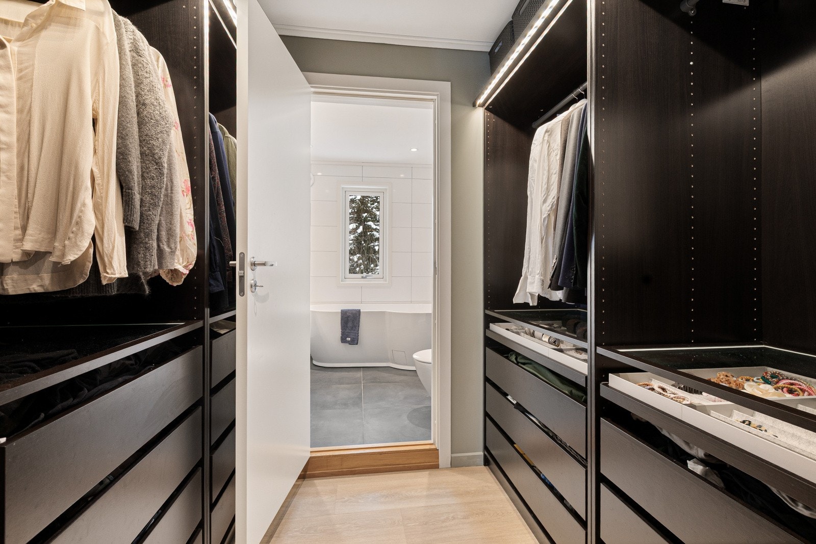 Fra garderoben er det direkte adkomst til etasjens bad, noe som gir en praktisk og helhetlig suite-løsning. Galleribilde