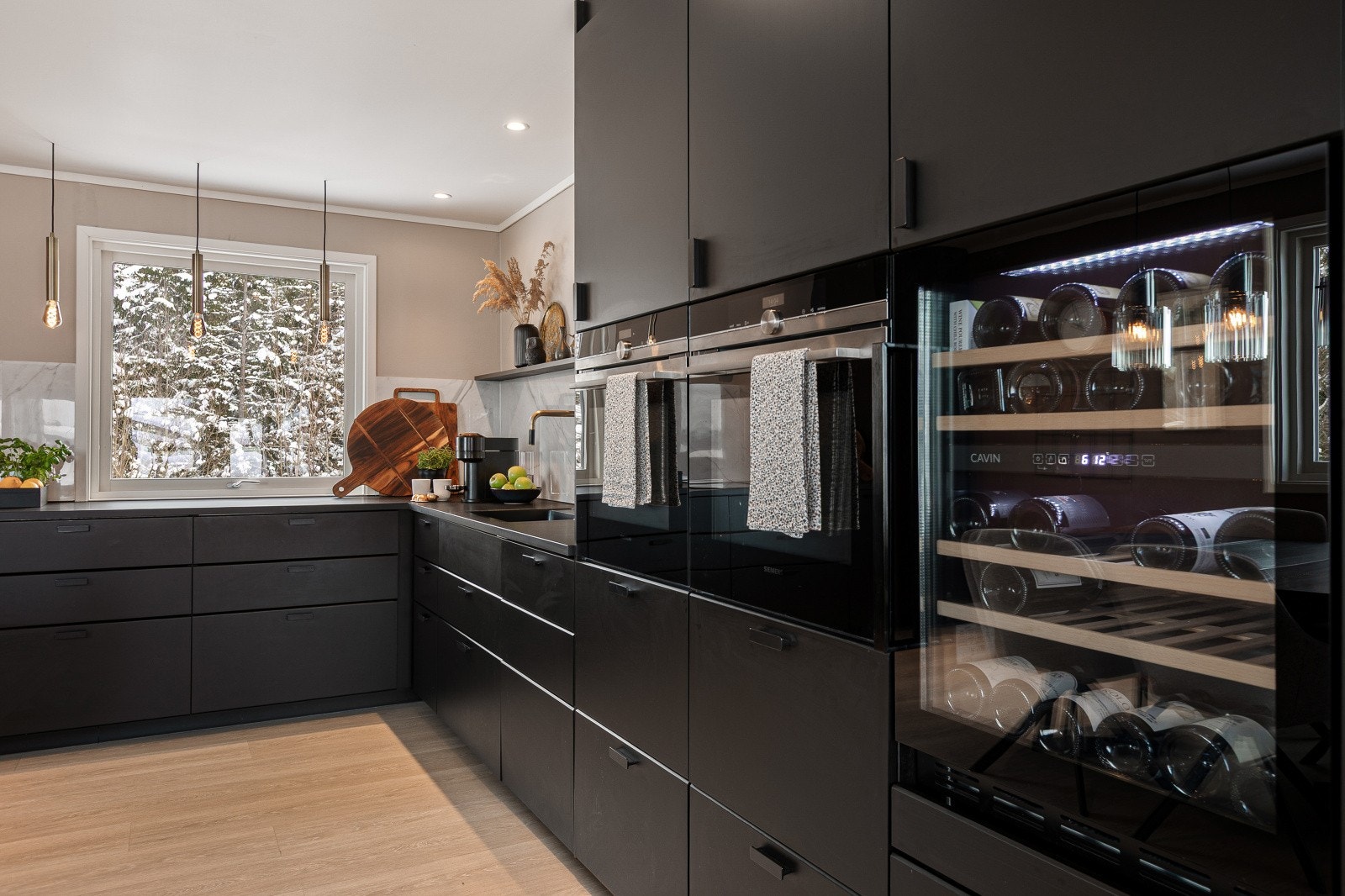 Kjøkkenet er godt utstyrt med blant annet stekeovn med dampfunksjon og et integrert vinskap - praktiske og eksklusive detaljer som løfter matlagingsopplevelsen. Galleribilde