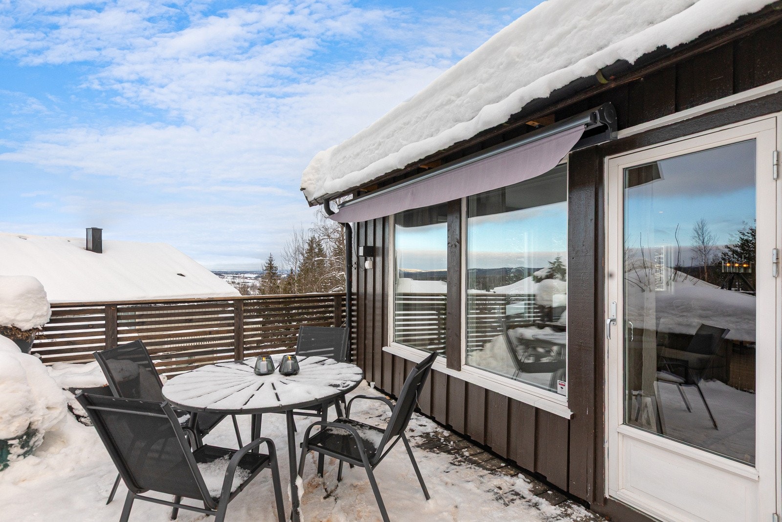 Den romslige terrassen på 87 m² blir en naturlig forlengelse av stuen på varme dager, og gir fantastiske muligheter for både avslapning og sosialt samvær ute. Galleribilde