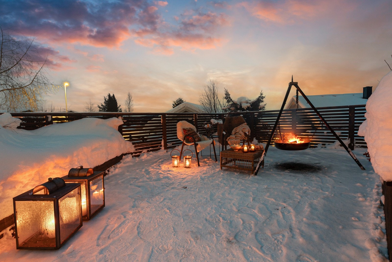 Terrassen er pent opparbeidet med flere plantekasser, levegger og frodig beplantning som skaper små, grønne oaser og en lun atmosfære. Stemningsfull utelys er også installert, noe som gjør uteplassen ekstra hyggelig å oppholde seg på når kvelden kommer. Galleribilde