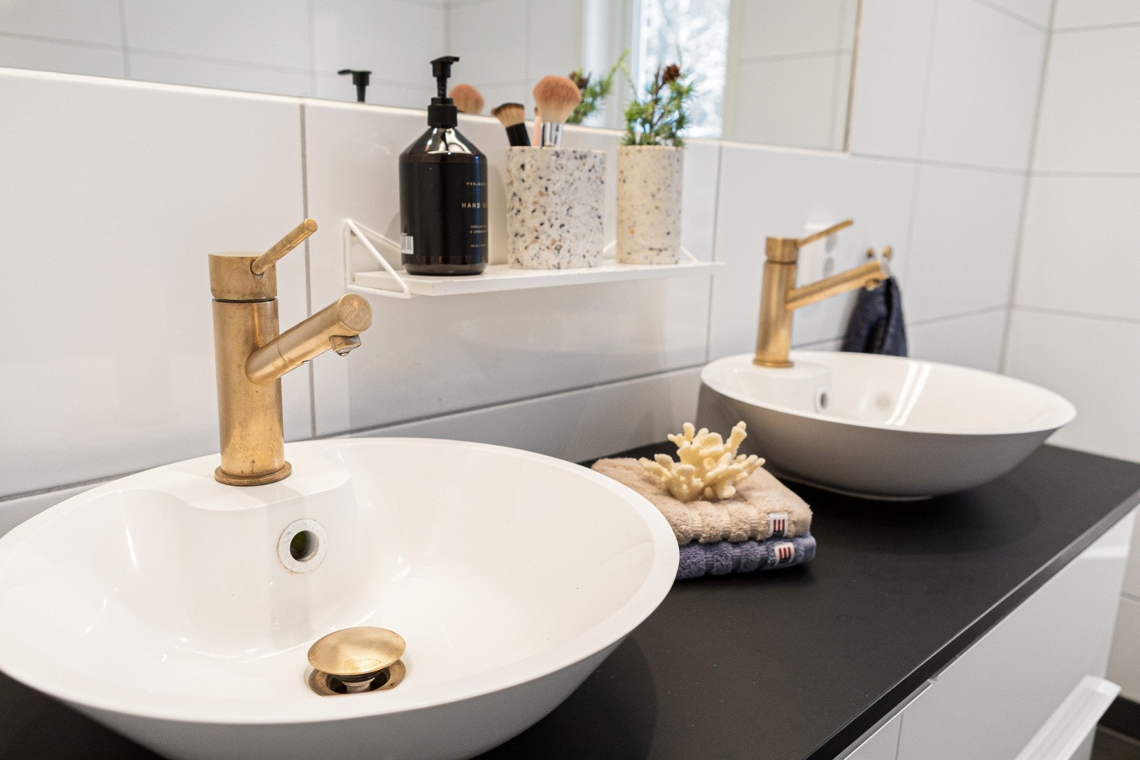 Kraner, dusj armatur, håndkleholder og dorullholder er også fra "Tapwell". Galleribilde