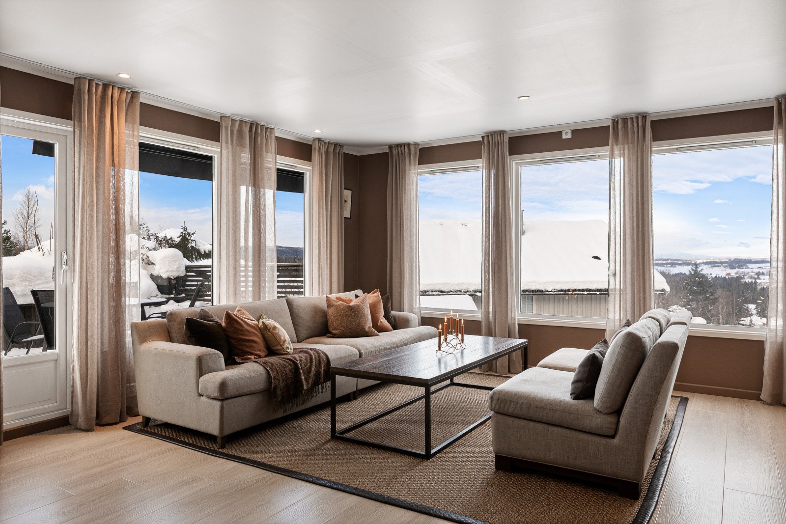 Stuen er romslig og har en fleksibel planløsning som gjør den enkel å møblere, med god plass til både sofagruppe og øvrige møbleringssoner etter behov. Galleribilde