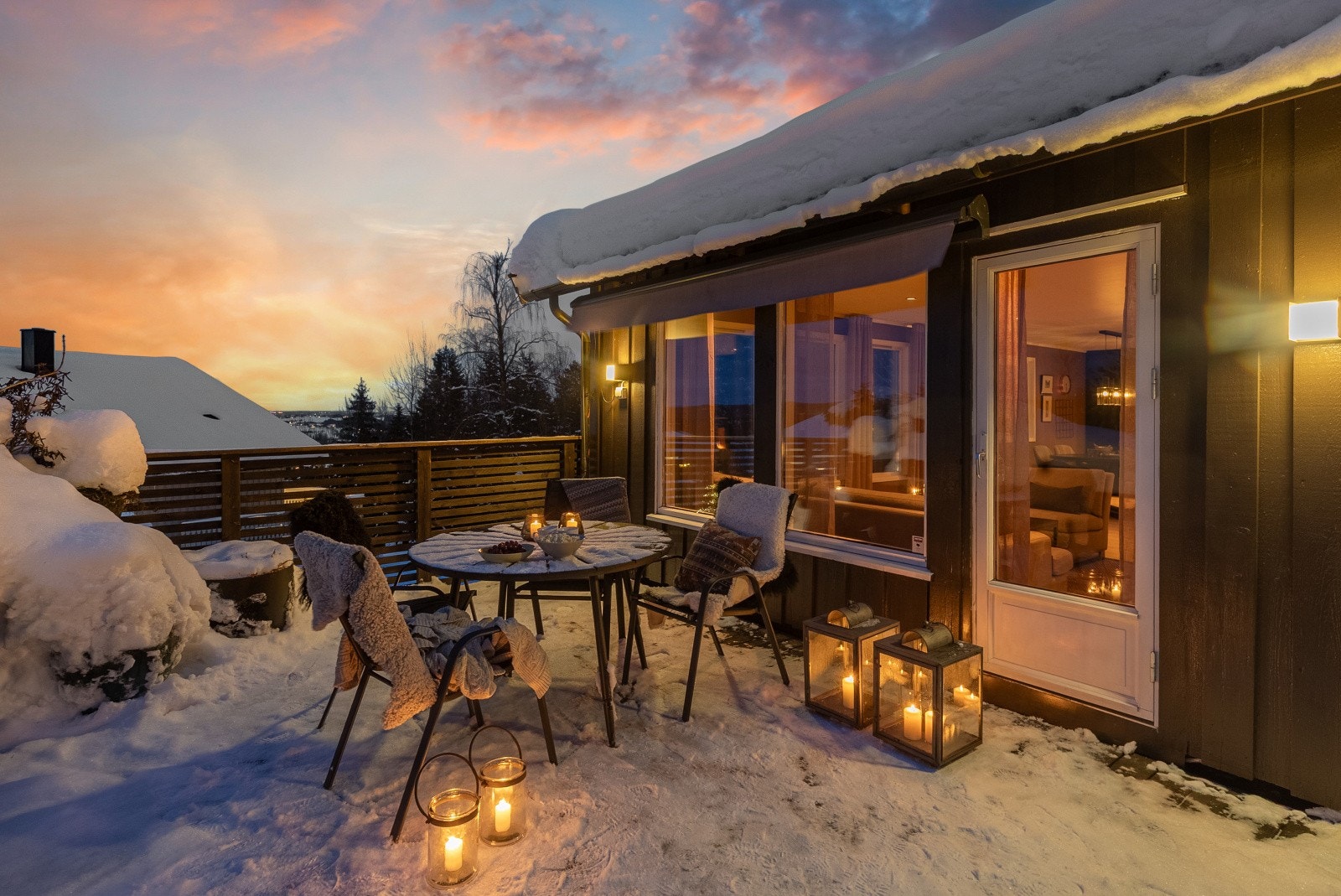 Det er også installert en elektrisk markise som gir behagelig solskjerming og gjør uteplassen til en naturlig forlengelse av stuen gjennom sommerhalvåret. Galleribilde