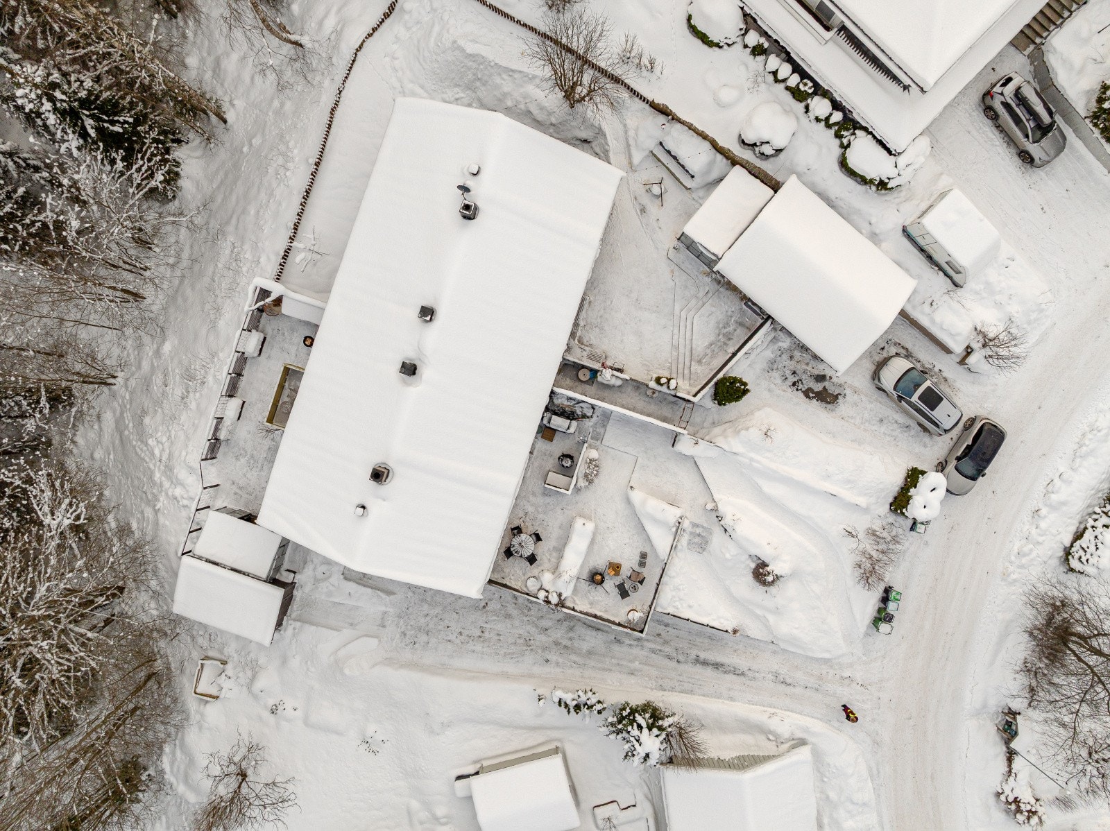 Boligen har en attraktiv, høy og fri beliggenhet på etablerte og svært familievennlige Kulsrudfjellet, med gode solforhold og en luftig følelse rundt eiendommen. Galleribilde