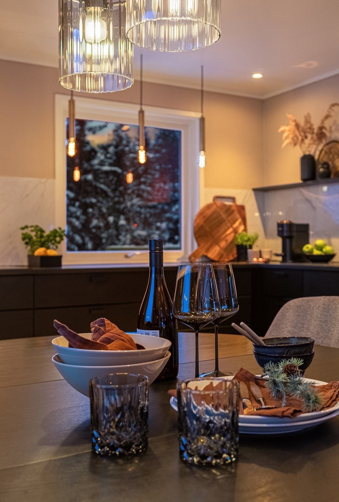 I tillegg er det installert flere stemningsfulle lyskilder som bidrar til en varm og hyggelig atmosfære i rommet. Galleribilde