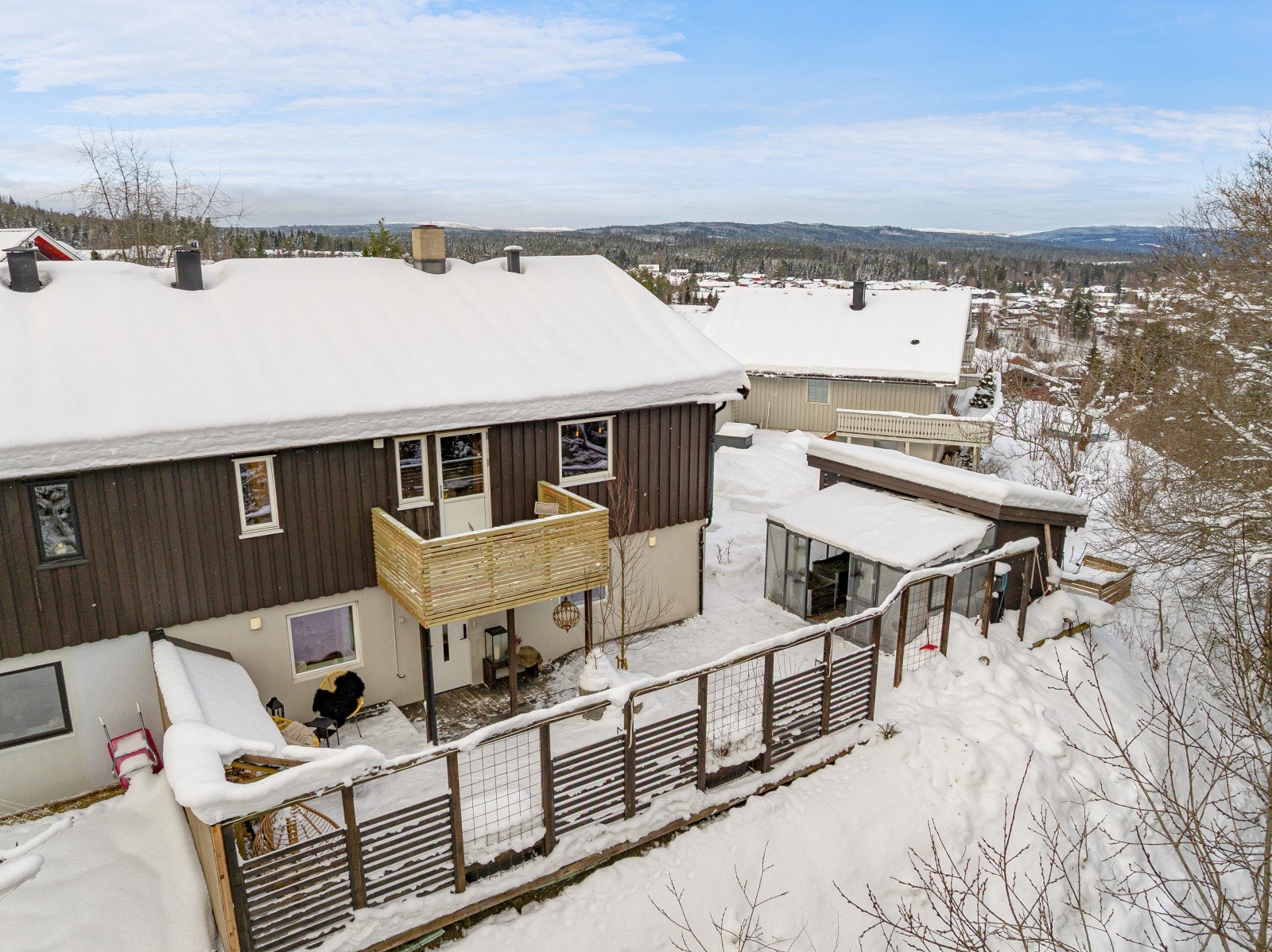 En praktisk og skjermet uteplass ved inngangen, som gir en lun og hyggelig sone å oppholde seg i. Galleribilde