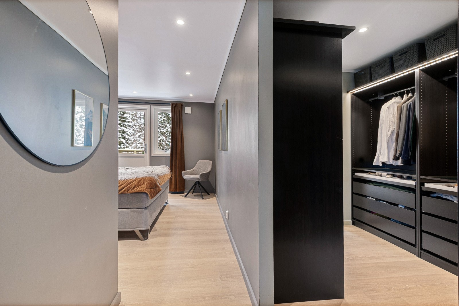 I denne etasjen er det etablert en attraktiv suite-løsning , som gir en privat og komfortabel sone med god sammenheng mellom rommene. Galleribilde