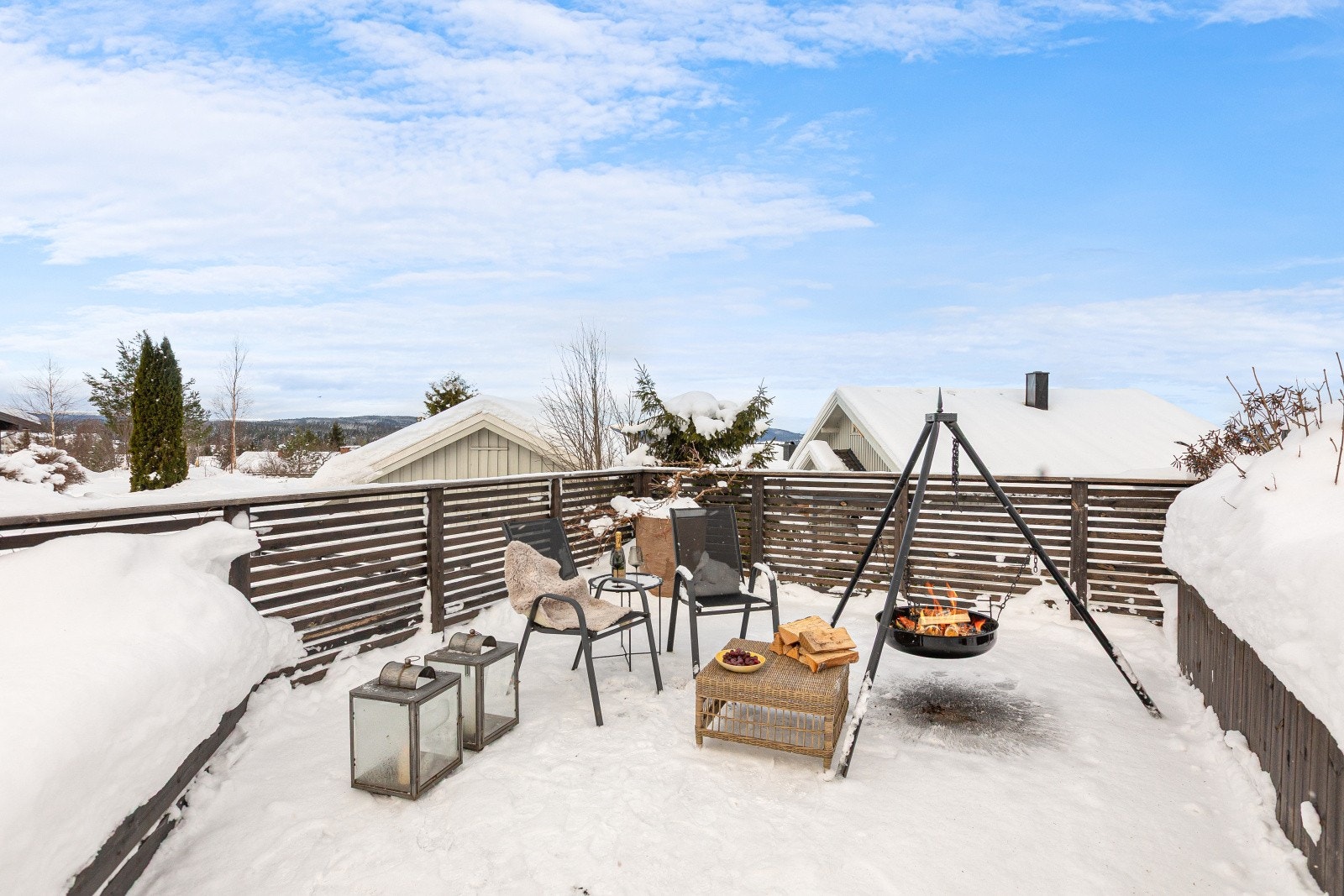 Her er det rikelig med plass til flere sittegrupper og hyggelige soner for sosialt samvær med familie og venner. Galleribilde