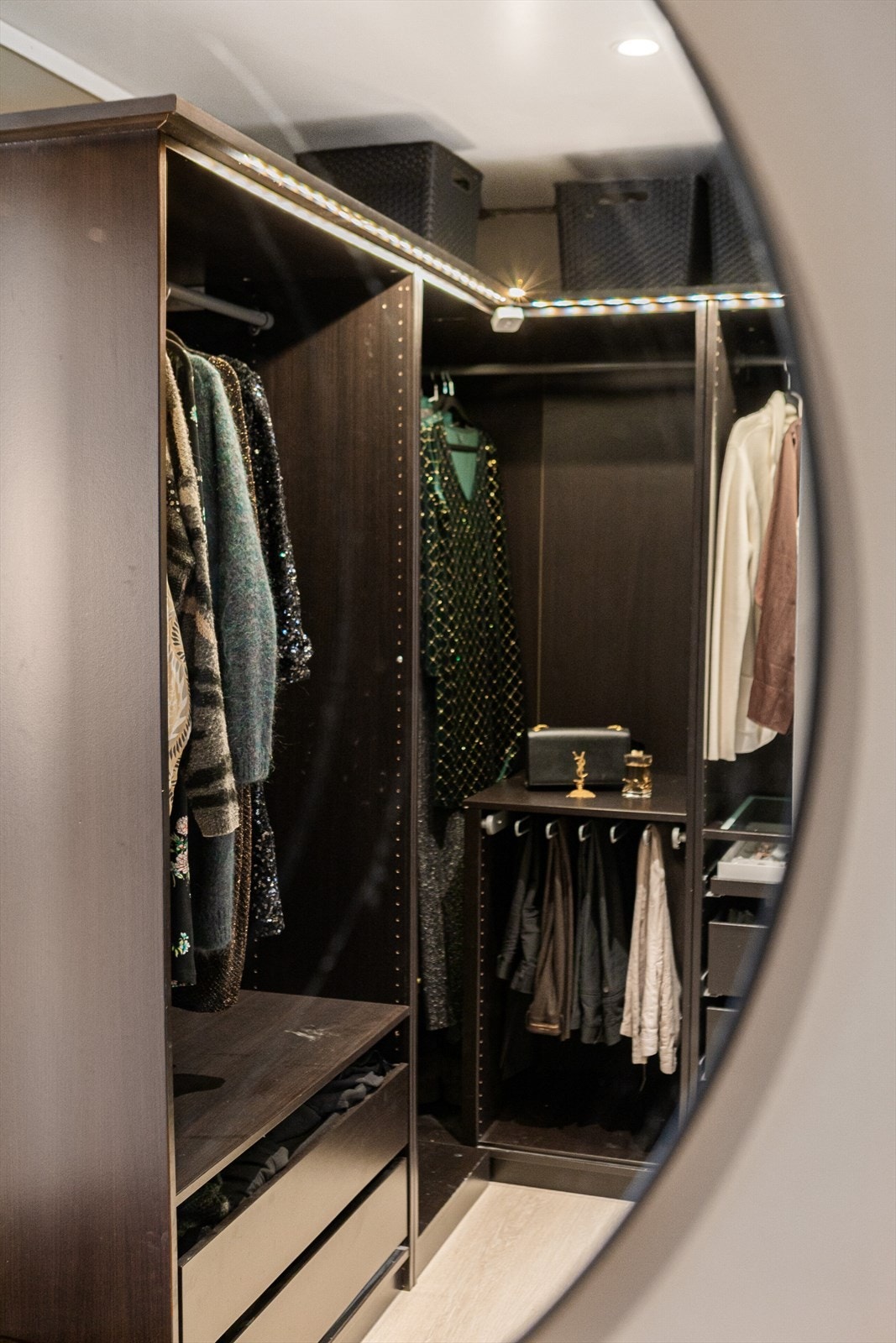 Walk-in-closet med rikelig oppbevaringsplass og smart innredning, som gir gode løsninger for klær, sko og tilbehør. Galleribilde