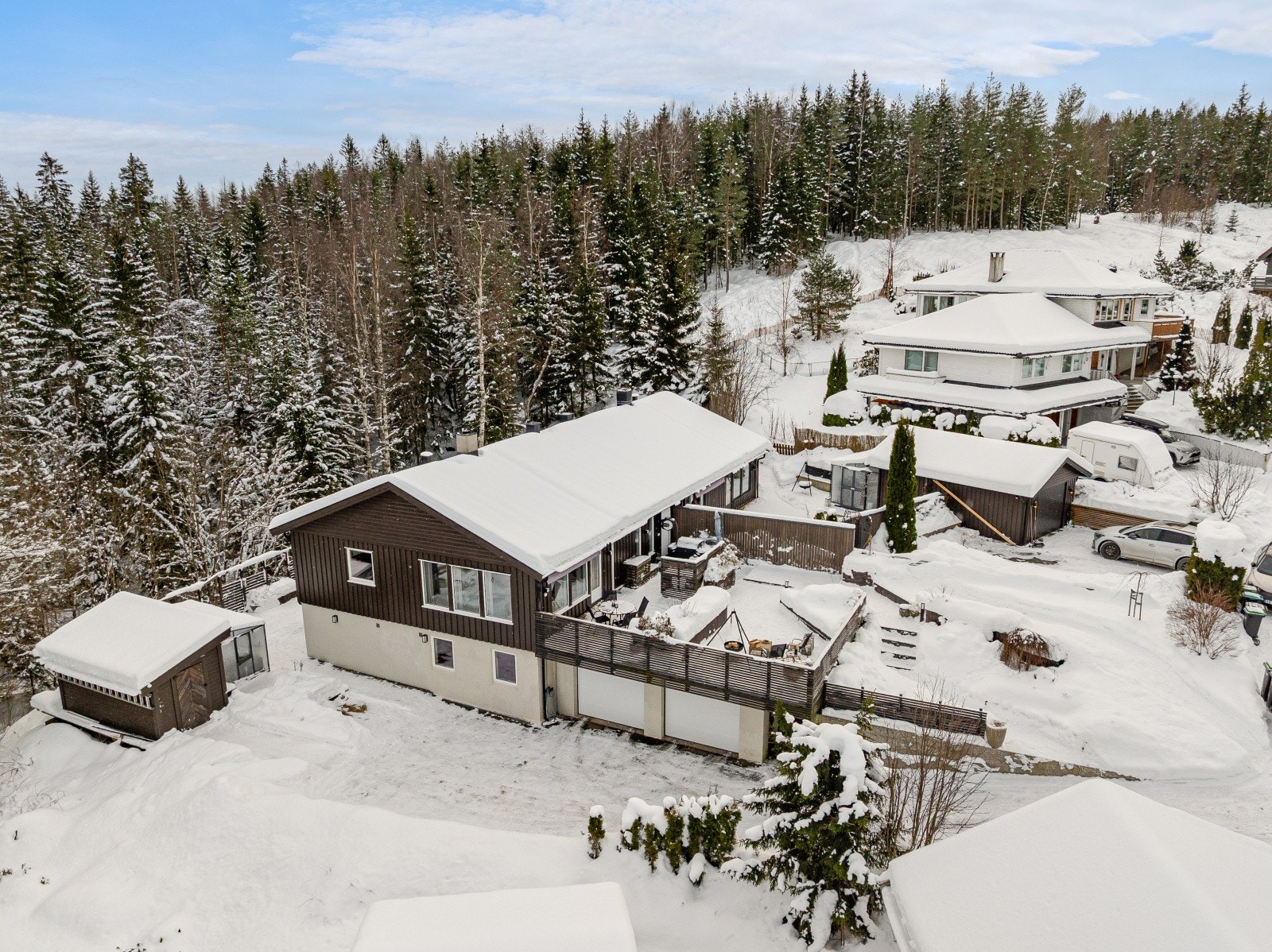 Velkommen til Årfuglvegen 16A - en delikat, oppgradert og innholdsrik halvpart av tomannsbolig med attraktiv beliggenhet på Kulsrudfjellet. Her får du en moderne og familievennlig bolig med god planløsning, flotte uteplasser og fine kvaliteter. Galleribilde