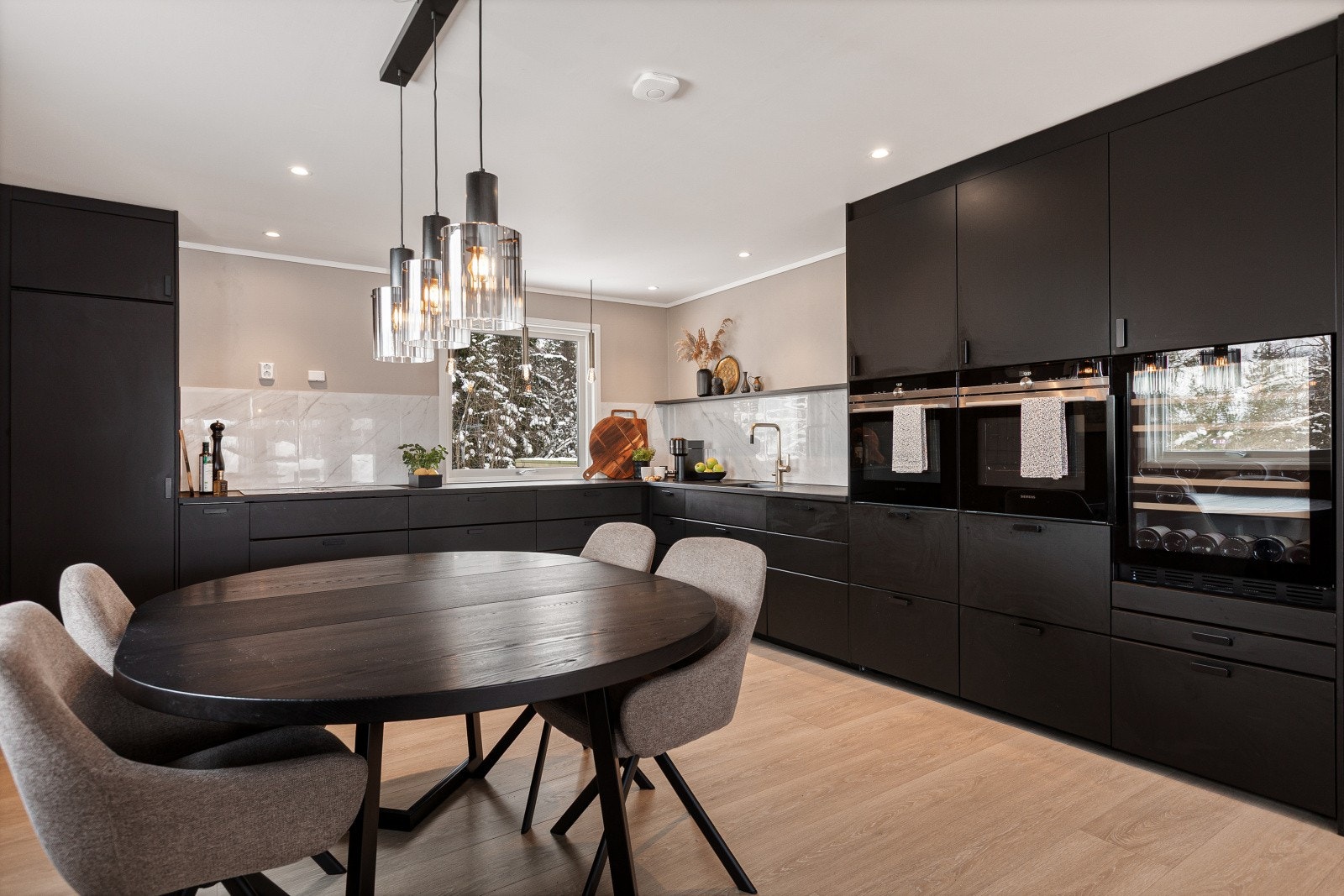 Kjøkkenet byr på rikelig med skap- og benkeplass, samt integrerte hvitevarer, noe som gir både gode arbeidsforhold og et helhetlig, ryddig uttrykk. Galleribilde