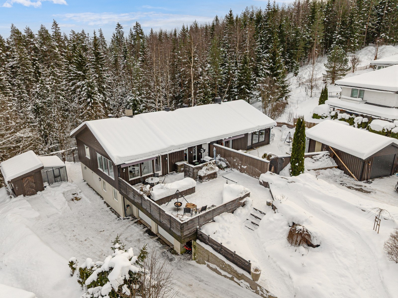 En perfekt familiebolig over to plan, med gode planløsninger, romslige oppholdsarealer og plass til hele familien. Galleribilde