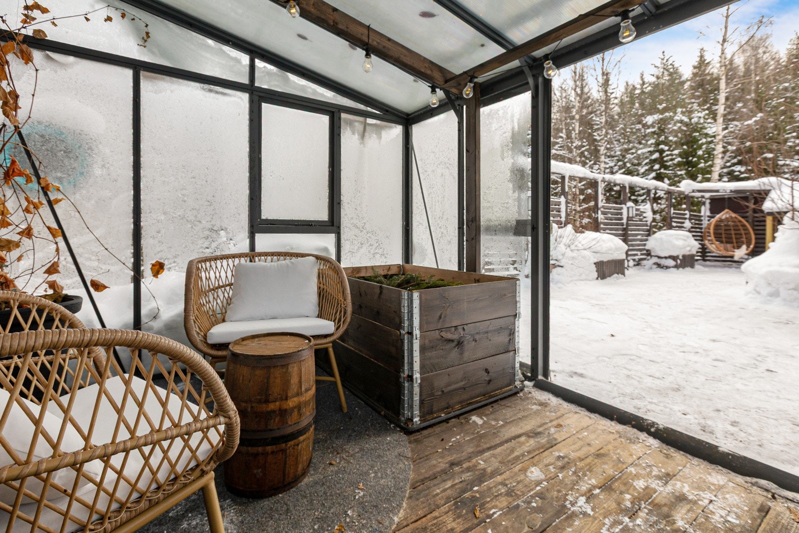 Fra vinterhagen er det direkte utgang til uteområdet på bakkeplan, noe som gir en naturlig og praktisk overgang mellom inne- og uterom. Galleribilde