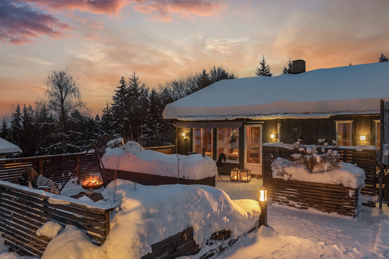 Eiendommen kan også skilte med en imponerende terrasse på hele 87 kvm - en fantastisk uteplass med god boltreplass for både avslapning og sosiale sammenkomster. Galleribilde