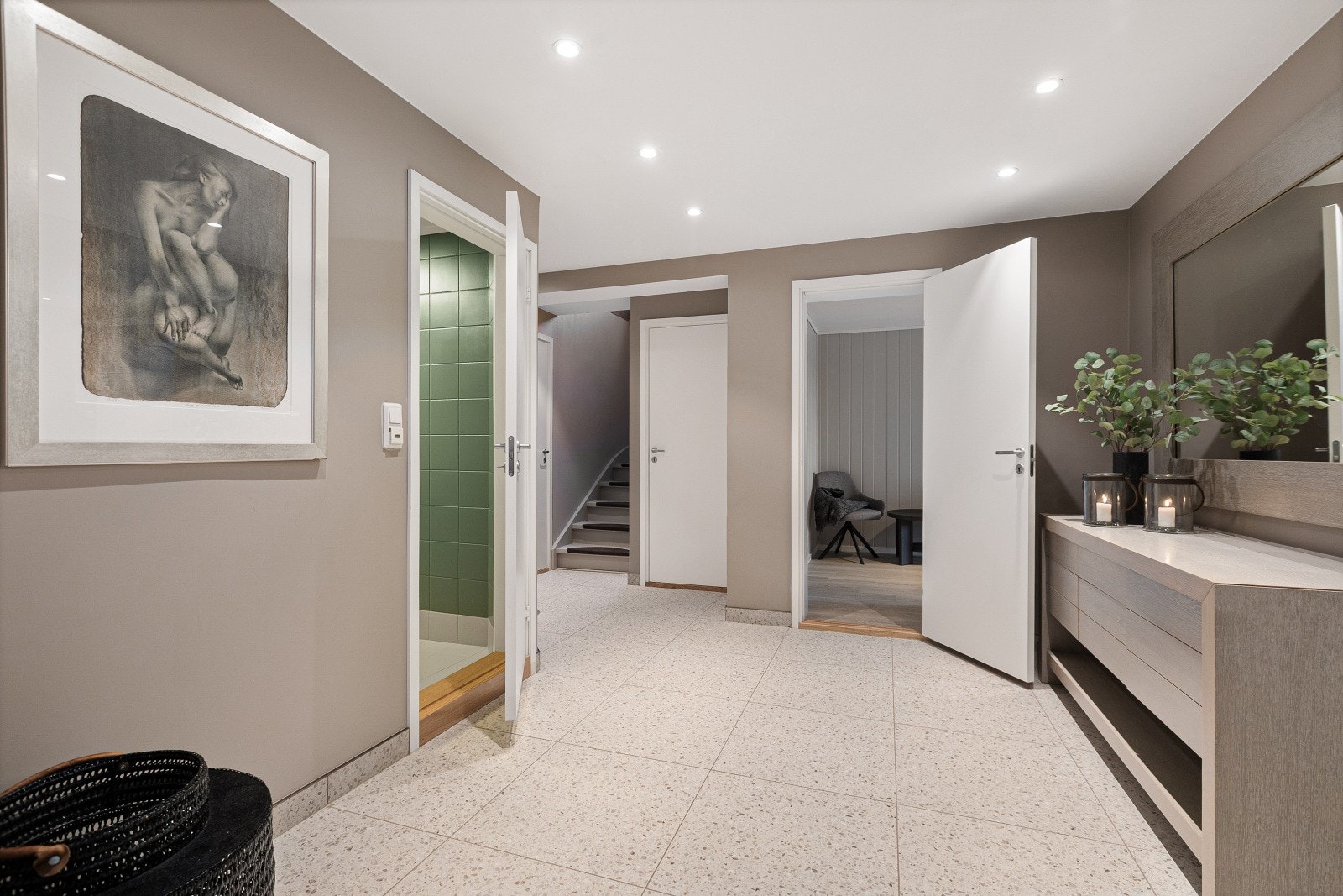 Videre innover i gangen finner du badet, et romslig garderoberom, stuen samt boligens tredje soverom, noe som gir en praktisk og gjennomtenkt planløsning. Galleribilde