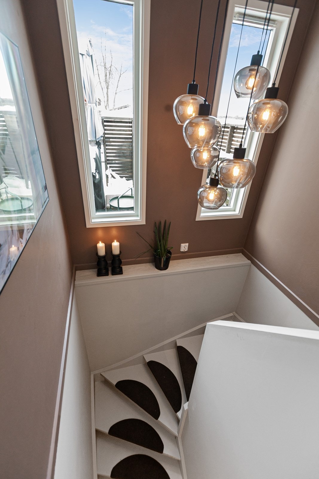 En malt tretrapp leder deg videre opp til boligens neste etasje. Galleribilde