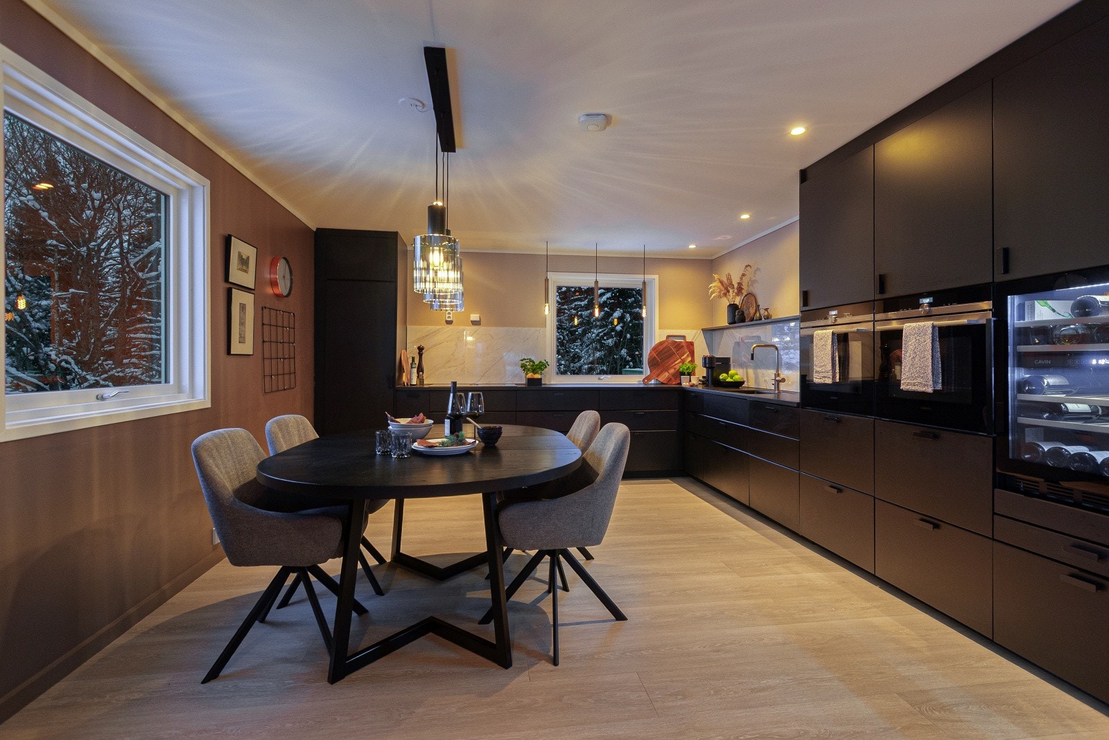 Kjøkkenet ligger i åpen løsning mot stuen og har en romslig utforming, som gir en luftig romfølelse og gode muligheter for både matlaging og sosialt samvær. Galleribilde