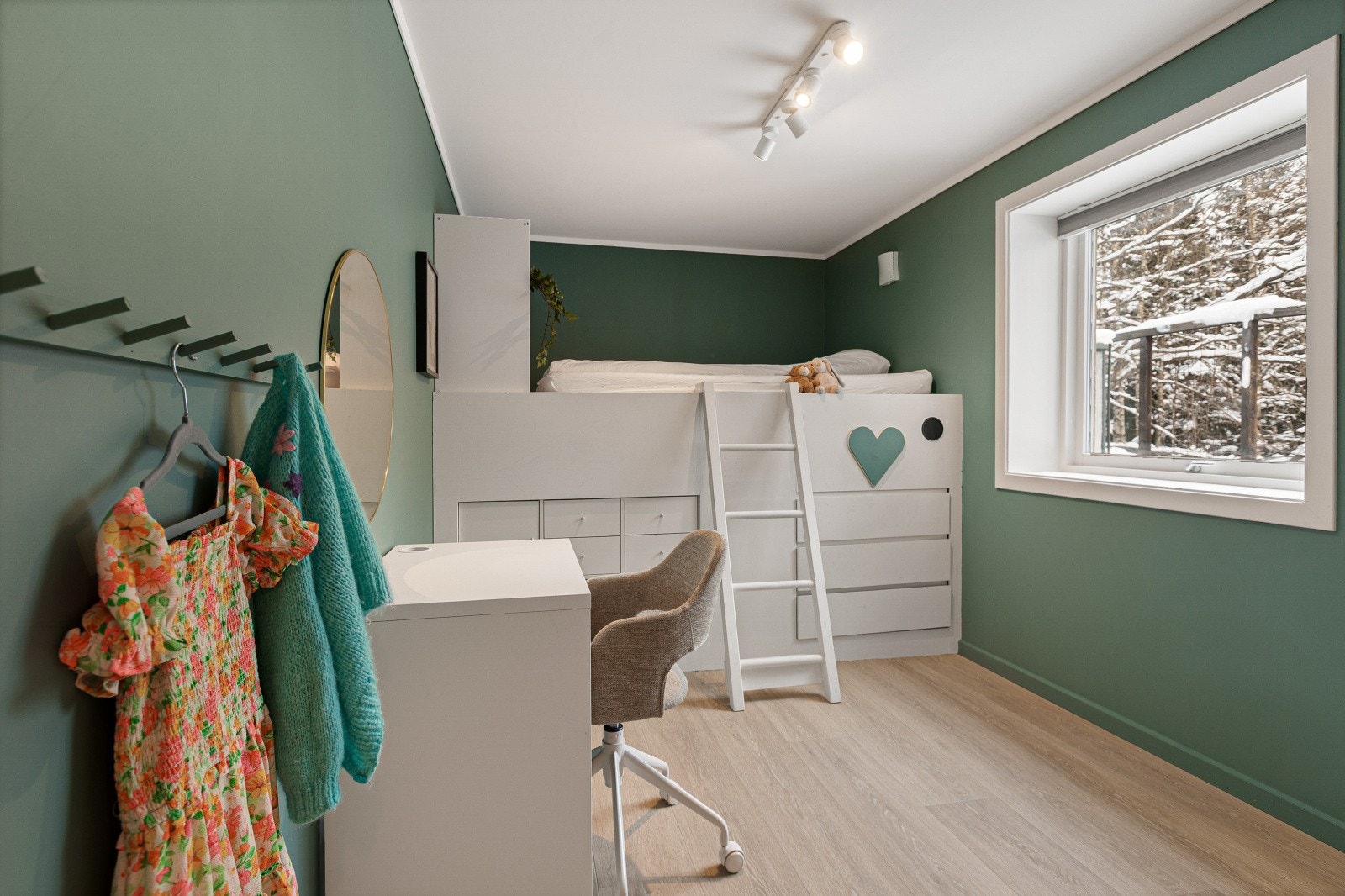 I tilknytning til entréen ligger to soverom, begge innredet som barnerom med hyggelig preg og gode bruksmuligheter. Galleribilde