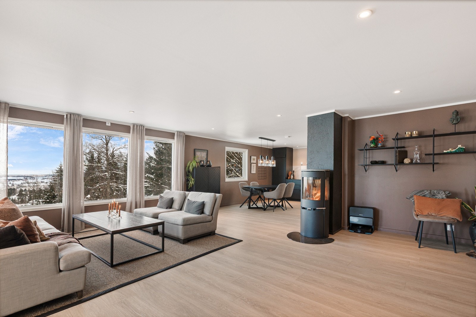 Stuen varmes effektivt opp av en luft-til-luft varmepumpe, i tillegg til peisovnen som bidrar med både ekstra varme og en lun, hyggelig atmosfære. Galleribilde