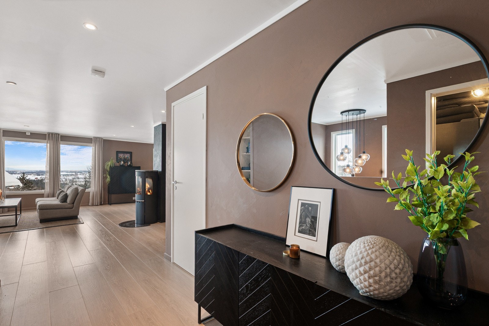 Fra gangen åpner boligen seg naturlig opp mot stue og kjøkken, med en luftig og innbydende romfølelse som møter deg. Galleribilde