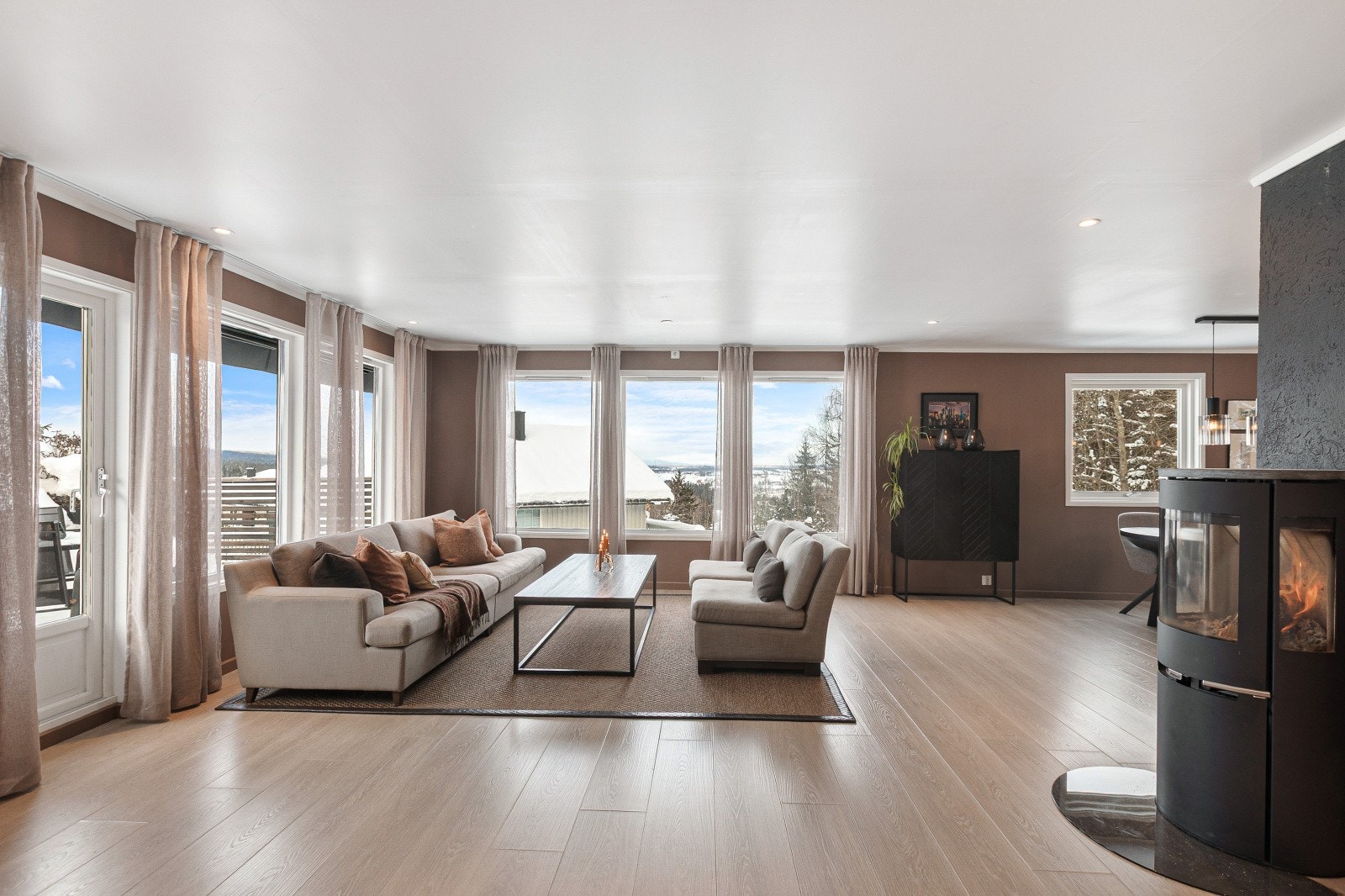 Store vindusflater slipper inn rikelig med naturlig lys og gir samtidig en flott utsikt, noe som skaper en lys, luftig og svært behagelig romfølelse. Galleribilde