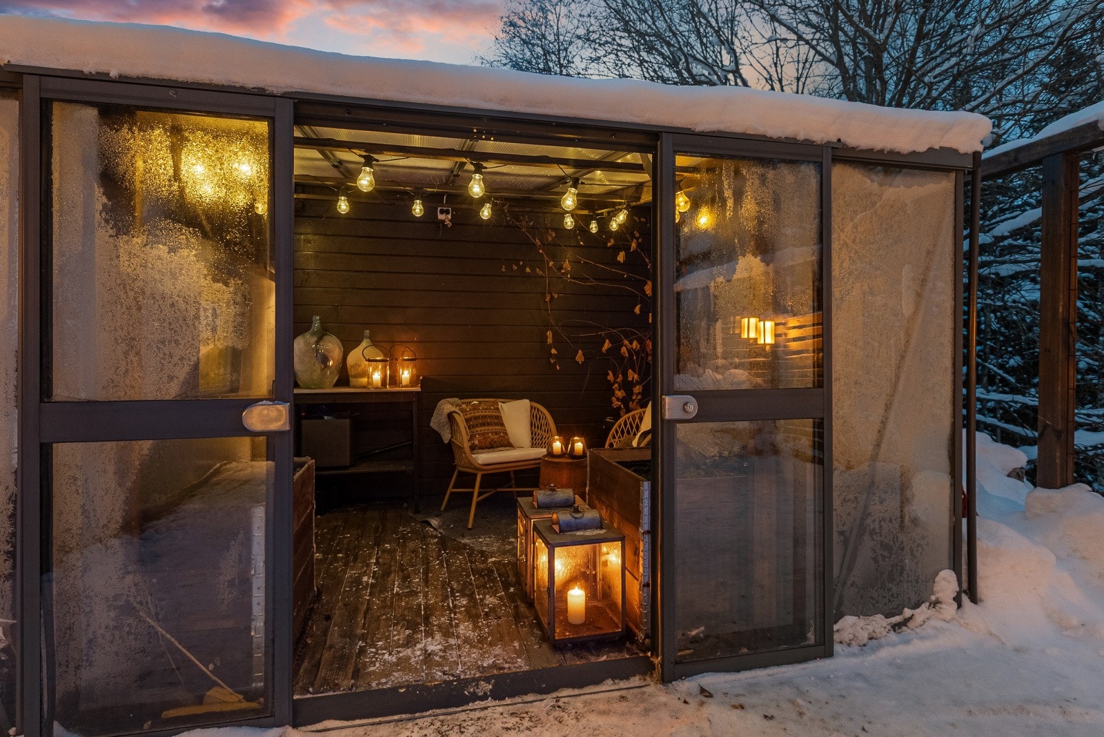 Ved inngangspartiet finner du en hyggelig vinterhage som i dag benyttes som drivhus av nåværende eier, og som gir gode bruksmuligheter store deler av året. Galleribilde