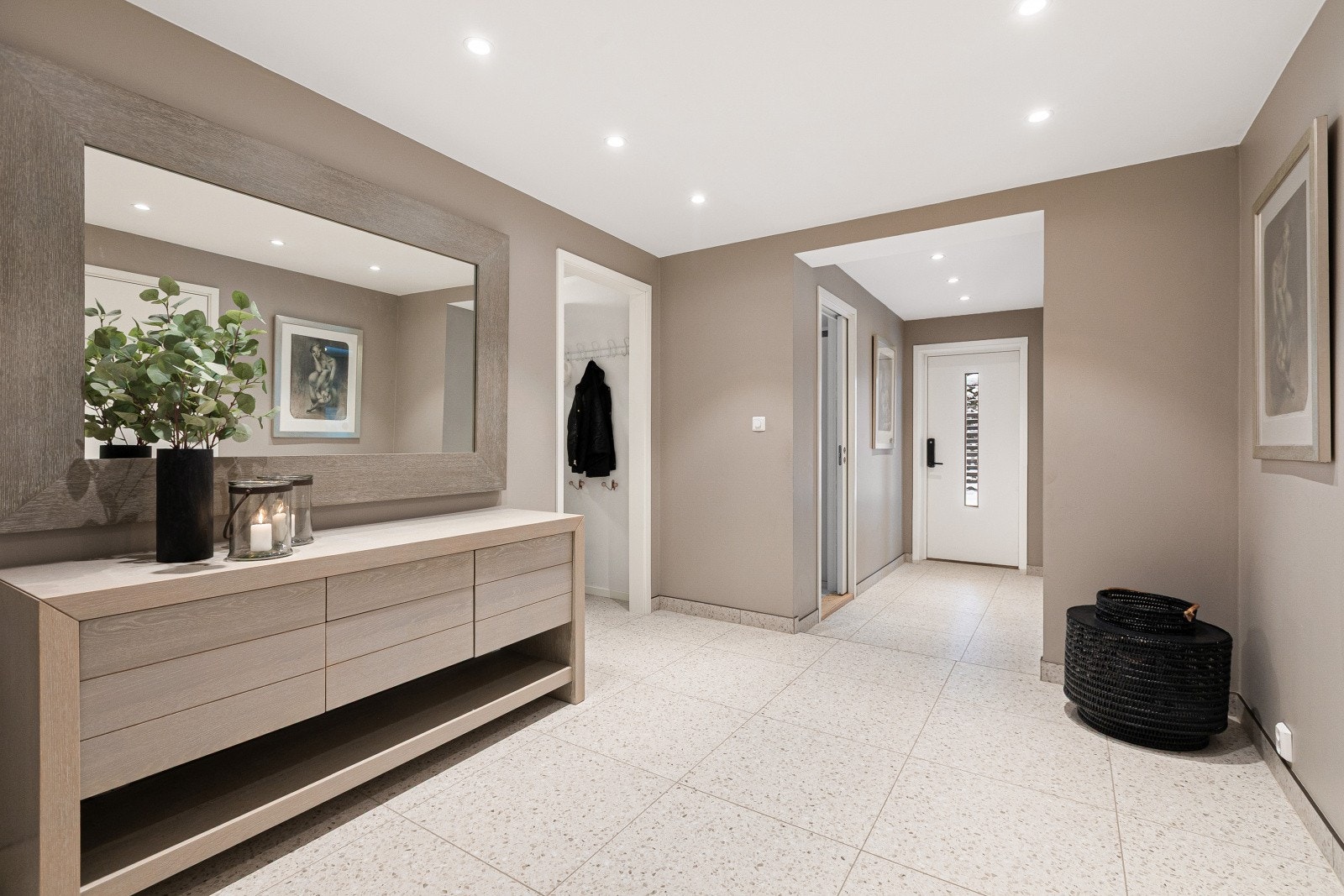 En nydelig og romslig entré med delikate fliser og behagelig gulvvarme, som gir et svært godt førsteinntrykk når du kommer inn i boligen. Galleribilde