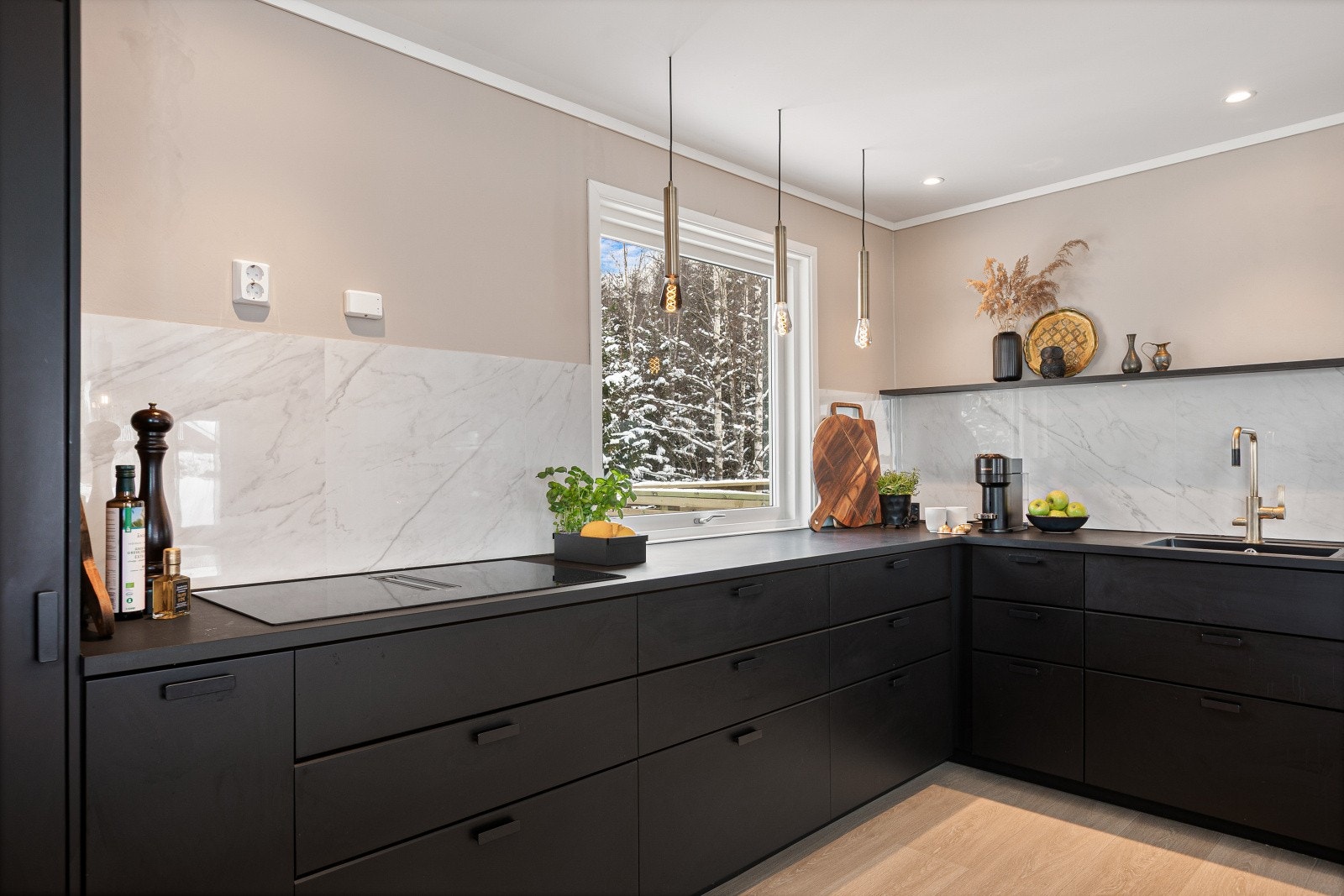 De fine vinduene på kjøkkenet tilfører rikelig med naturlig lys og bidrar til en ekstra hyggelig og luftig atmosfære i rommet. Galleribilde