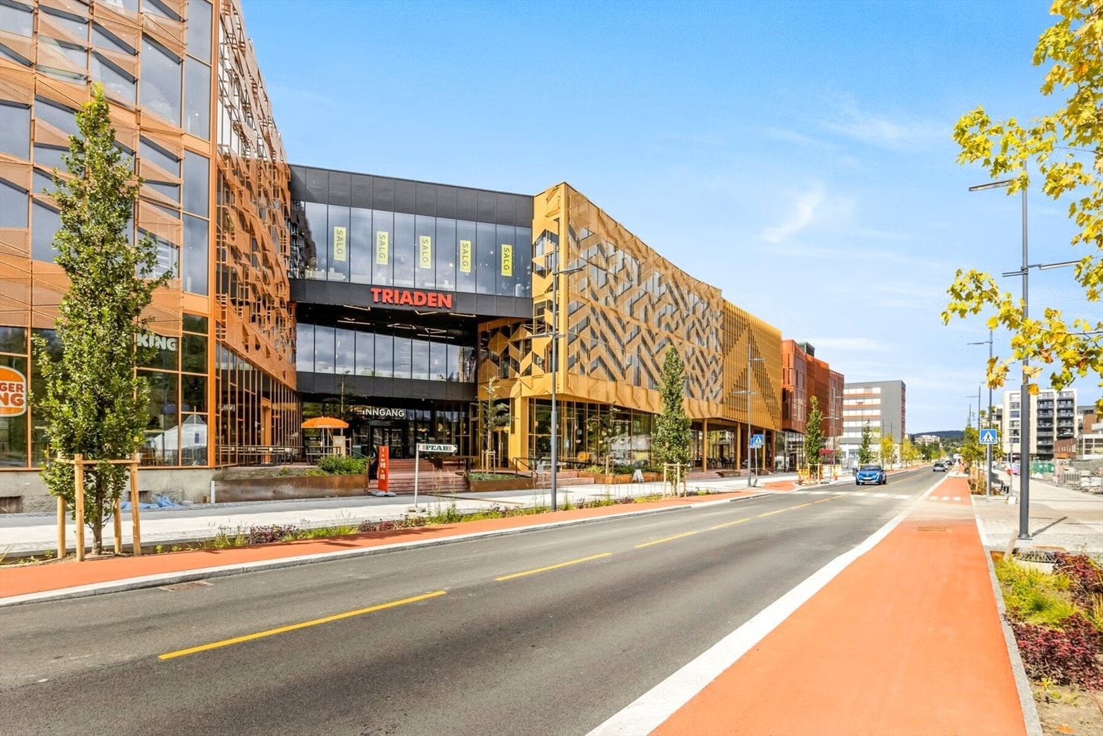 Triaden kjøpesenter ligger i kort gangavstand og byr på et bredt utvalg av butikker, servicetilbud og hyggelige serveringssteder. Galleribilde