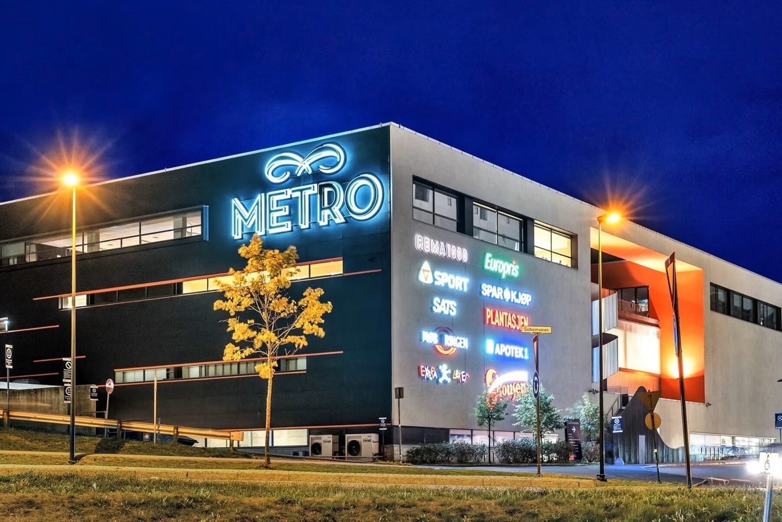 Metro senter med et variert tilbud av butikker, treningssenter og dagligvare, alt samlet under samme tak. Galleribilde