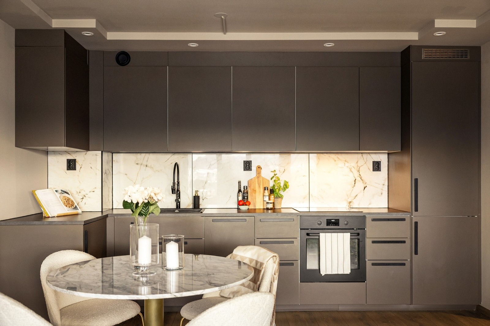 Kjøkkenet holder en moderne og påkostet standard med helhetlig uttrykk og gjennomtenkte materialvalg. Galleribilde