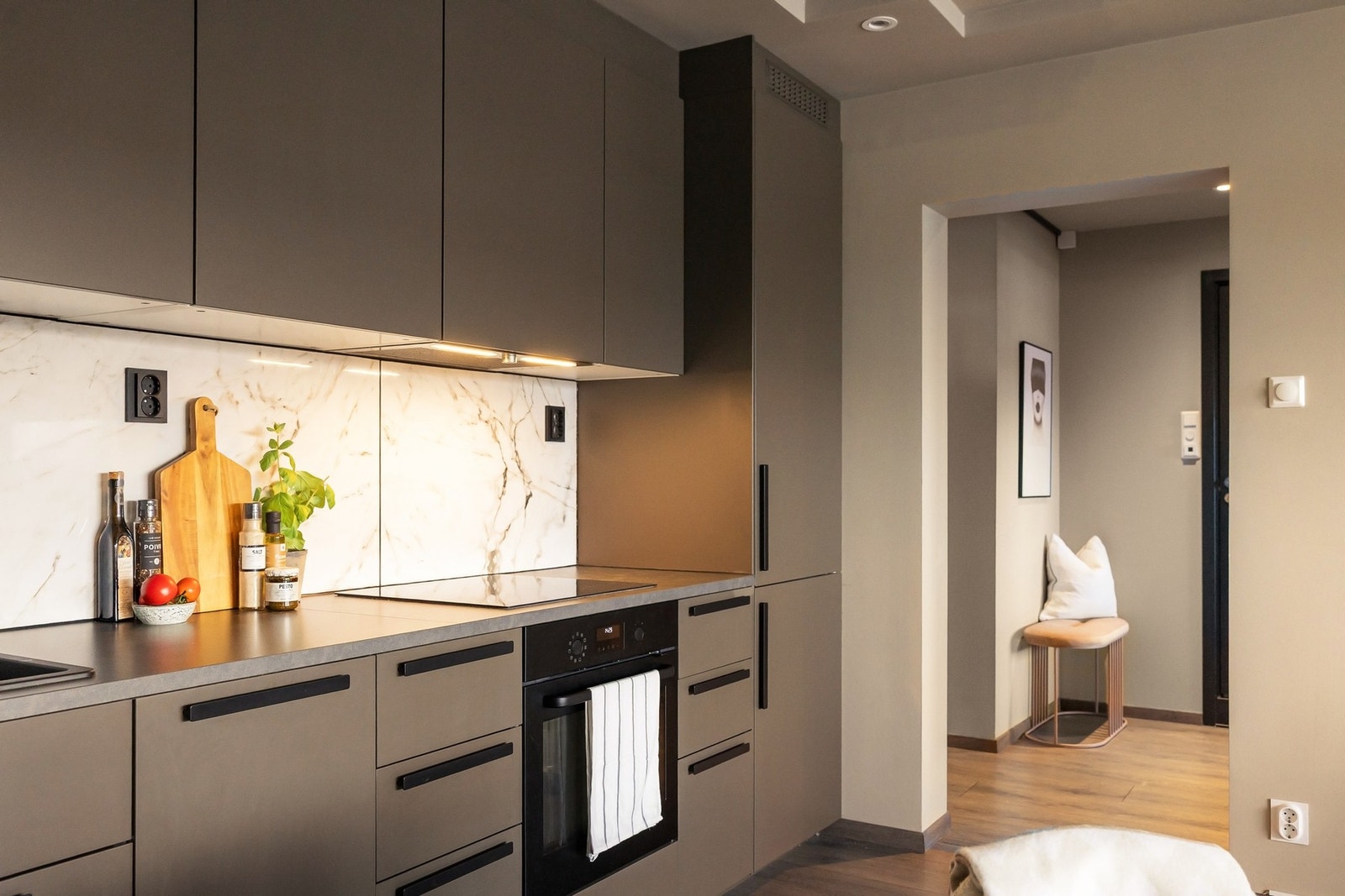 Det er integrerte hvitevarer bestående av kjøl/fryseskap, oppvaskmaskin, stekeovn og platetopp, noe som gir en sømløs og ryddig helhet. Galleribilde