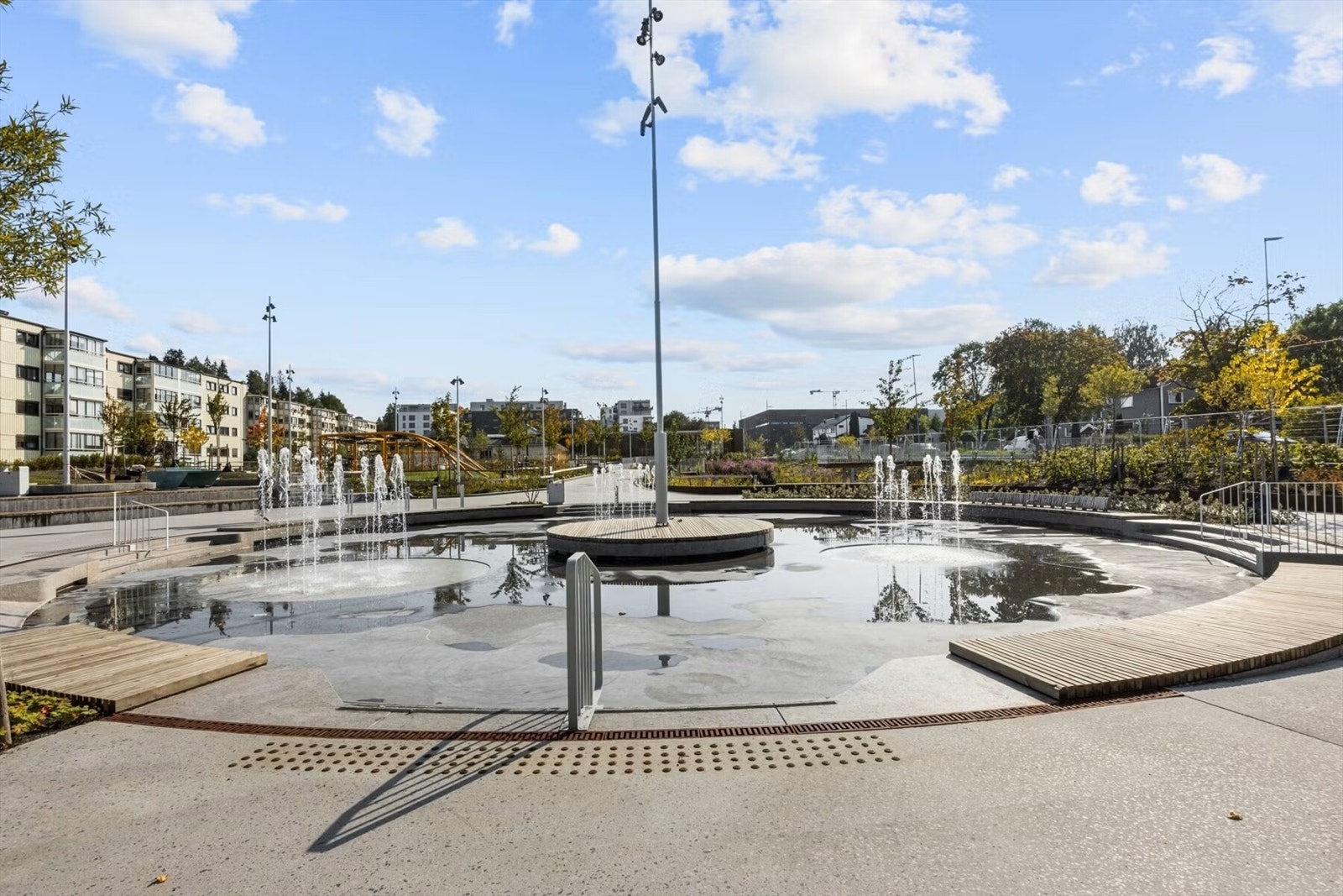 Skårerparken er et populært og hyggelig nærområde med grøntarealer, lekeplasser og fine møteplasser for både små og store. Galleribilde