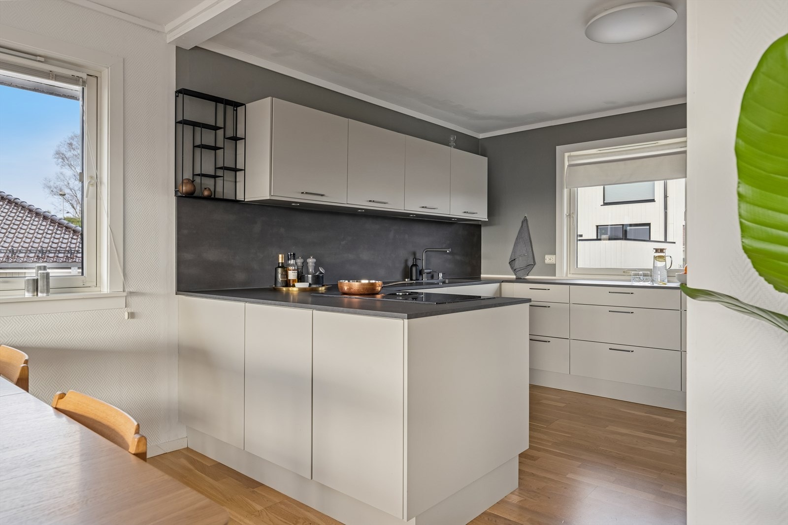 Kjøkkenet er byttet i senere tid og er stilrent innredet med grå, slette fronter og grå benkeplate i laminat. Et stort og godt kjøkken hvor man får rikelig med skap- og skuffeplass, samt svært gode arbeidsflater på benk. Galleribilde