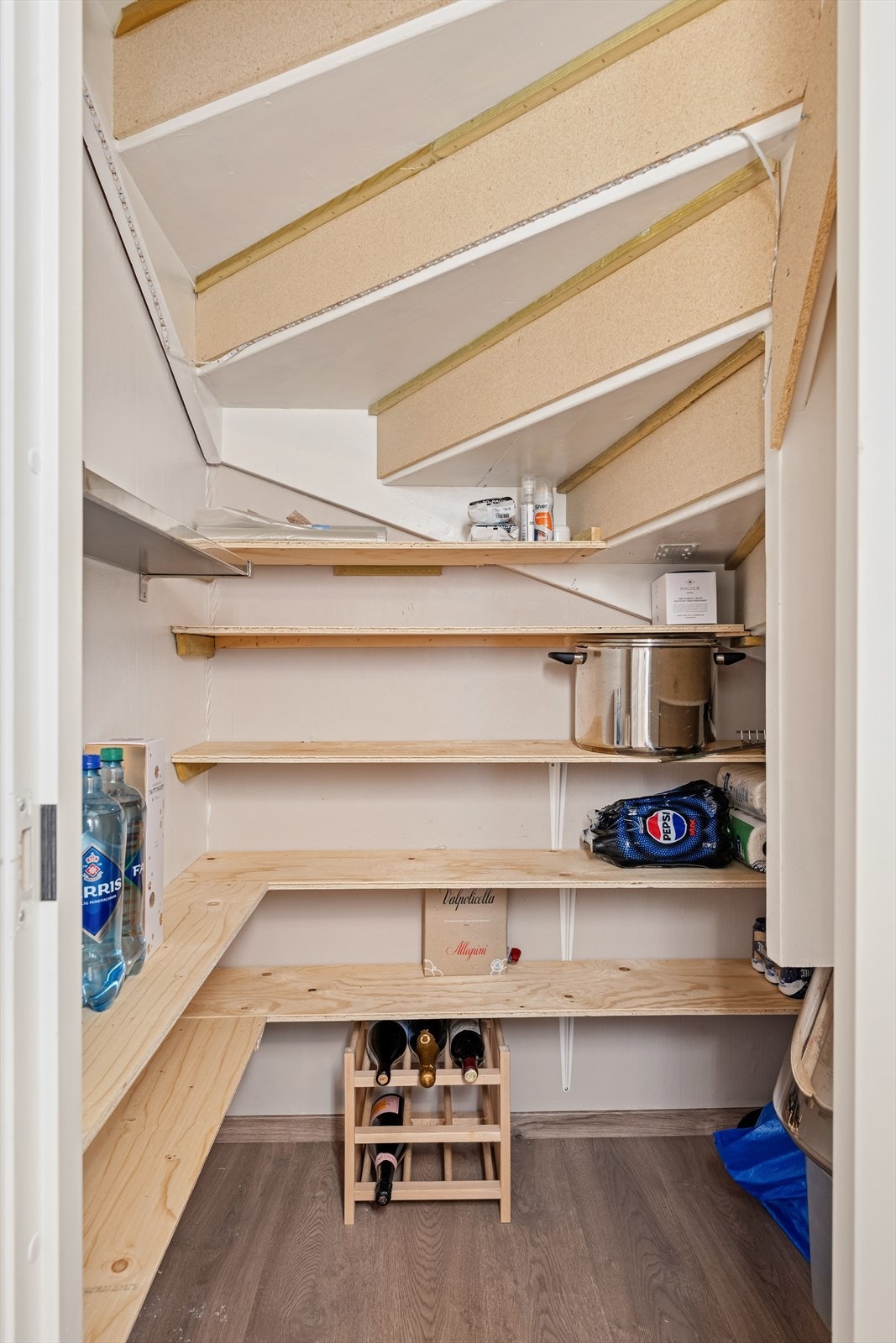 Romslig bod under trappen som gir ekstra lagringsplass. Galleribilde