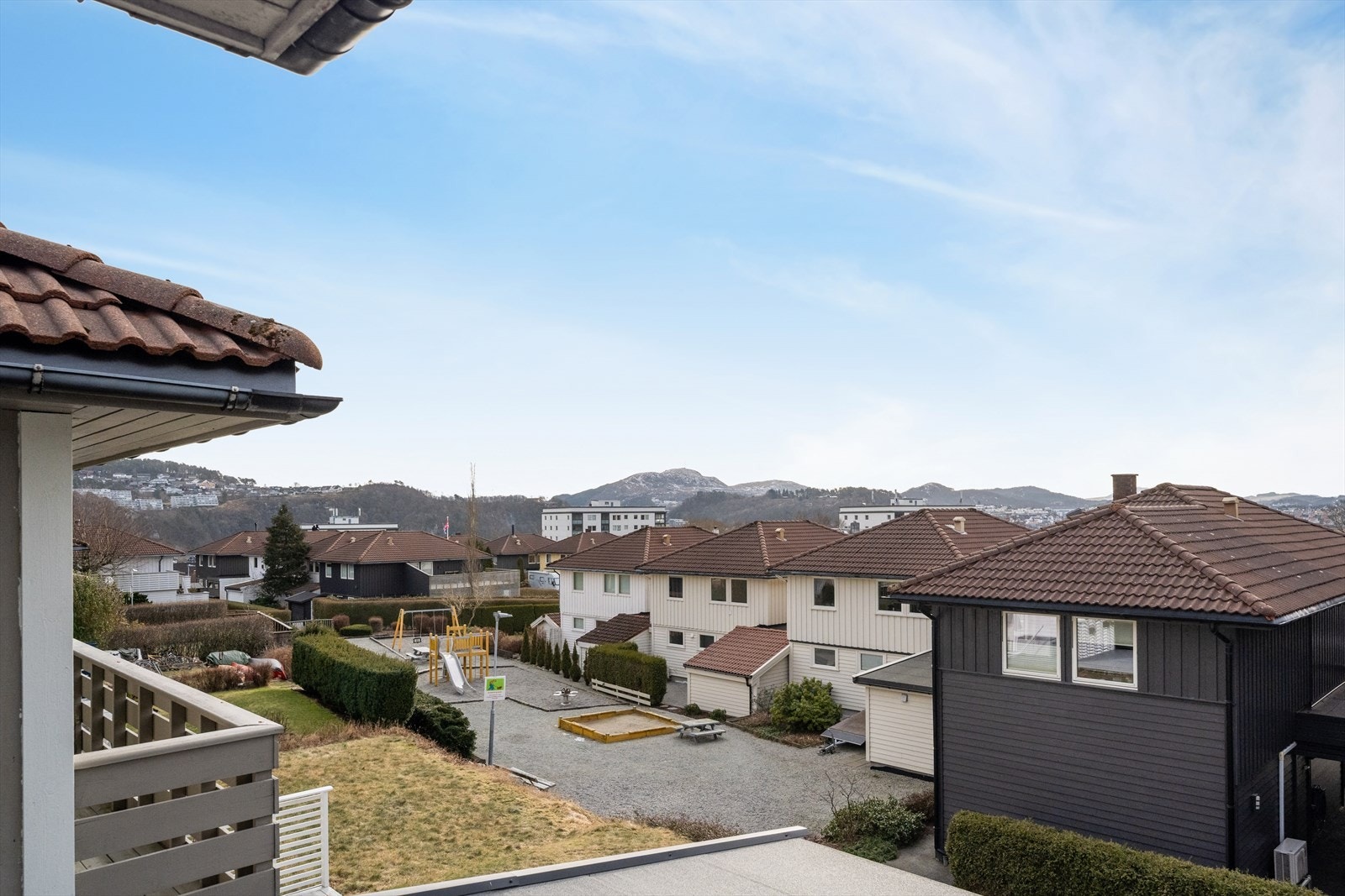 Boligen er del av et trivelig borettslag som er flott opparbeidet med grøntareal og lekeplass. Her vil både store og små trives! Galleribilde