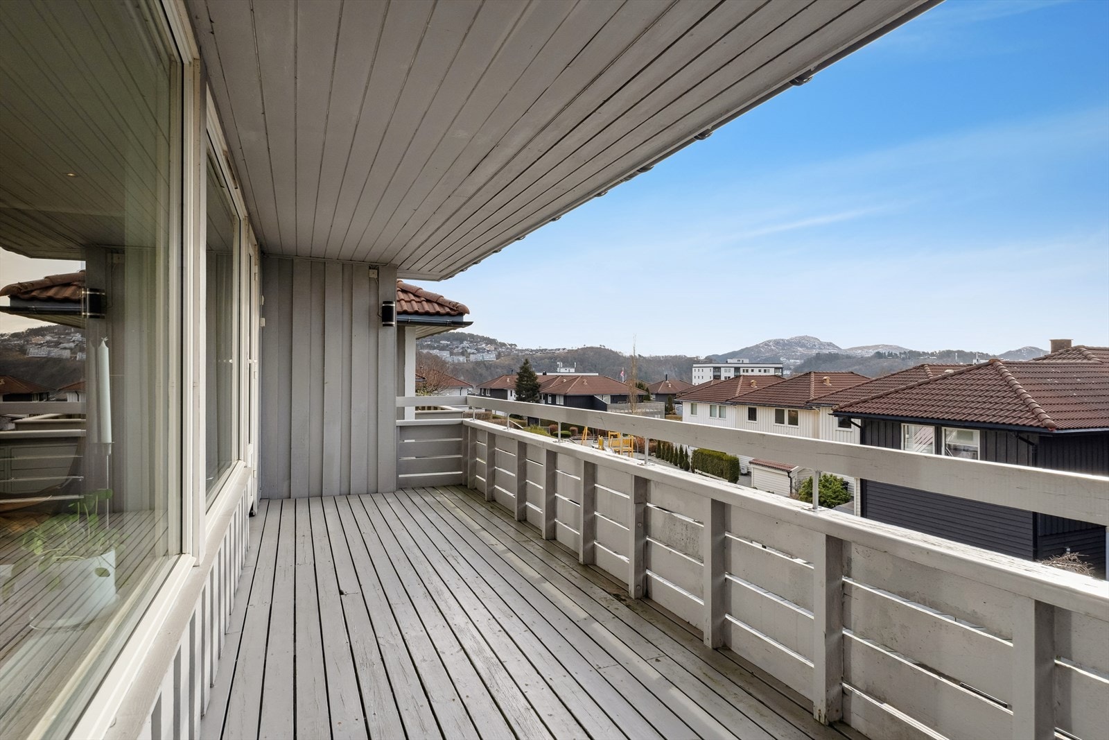 Fra stuen har man utgang til en trivelig altan på 13 kvm med gode møbleringsmuligheter og flott utsikt over fellesområdet med Vedafjell i bakgrunn. Galleribilde