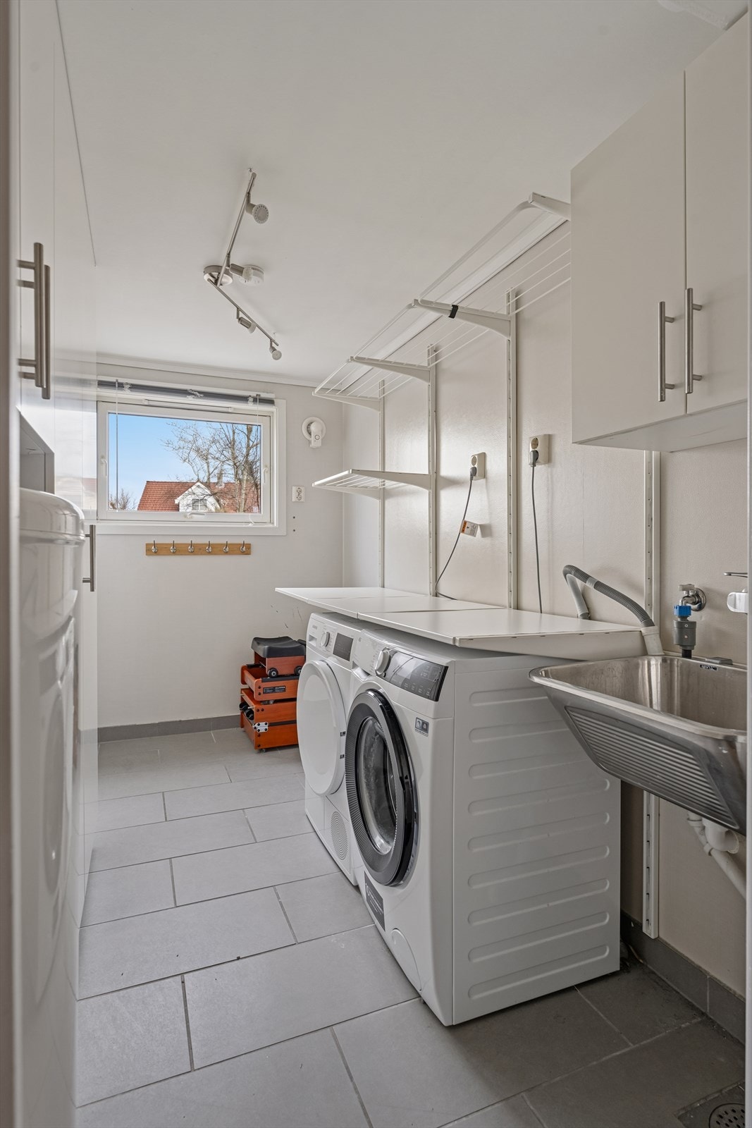 Praktisk vaskerom som gir god lagringsplass til familiens klær og utstyr. Vaskerommet ble pusset opp i 2009 og er utstyrt med innredning som gir god lagringsplass, varmtvannsbereder, utslagsvask og opplegg for vaskemaskin. Galleribilde