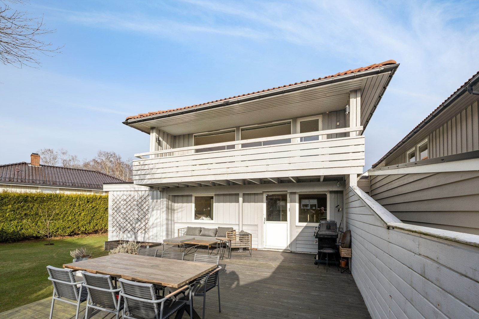 Uteområdet ligger solrikt og skjermet til og er pent opparbeidet med en stor, skjermet hage og en stor terrasse oppmålt til hele 51 kvm. Her har man gode møbleringsmuligheter og god boltreplass. Et kjekt uteområde hvor både store og små vil trives! Galleribilde