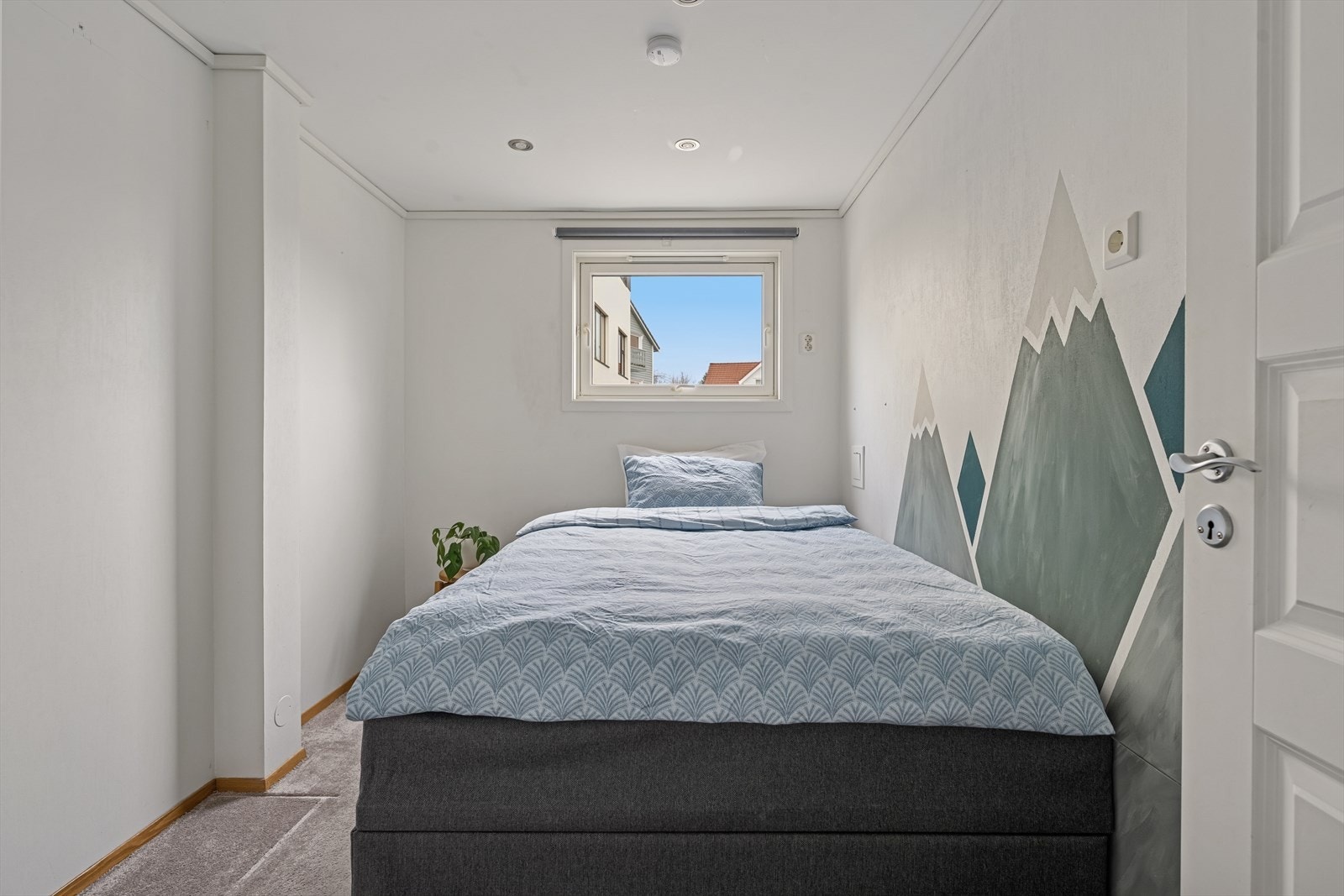 Rom innredet som soverom, men opprinnelig godkjent som bod (se punkt "ferdigattest"). Galleribilde