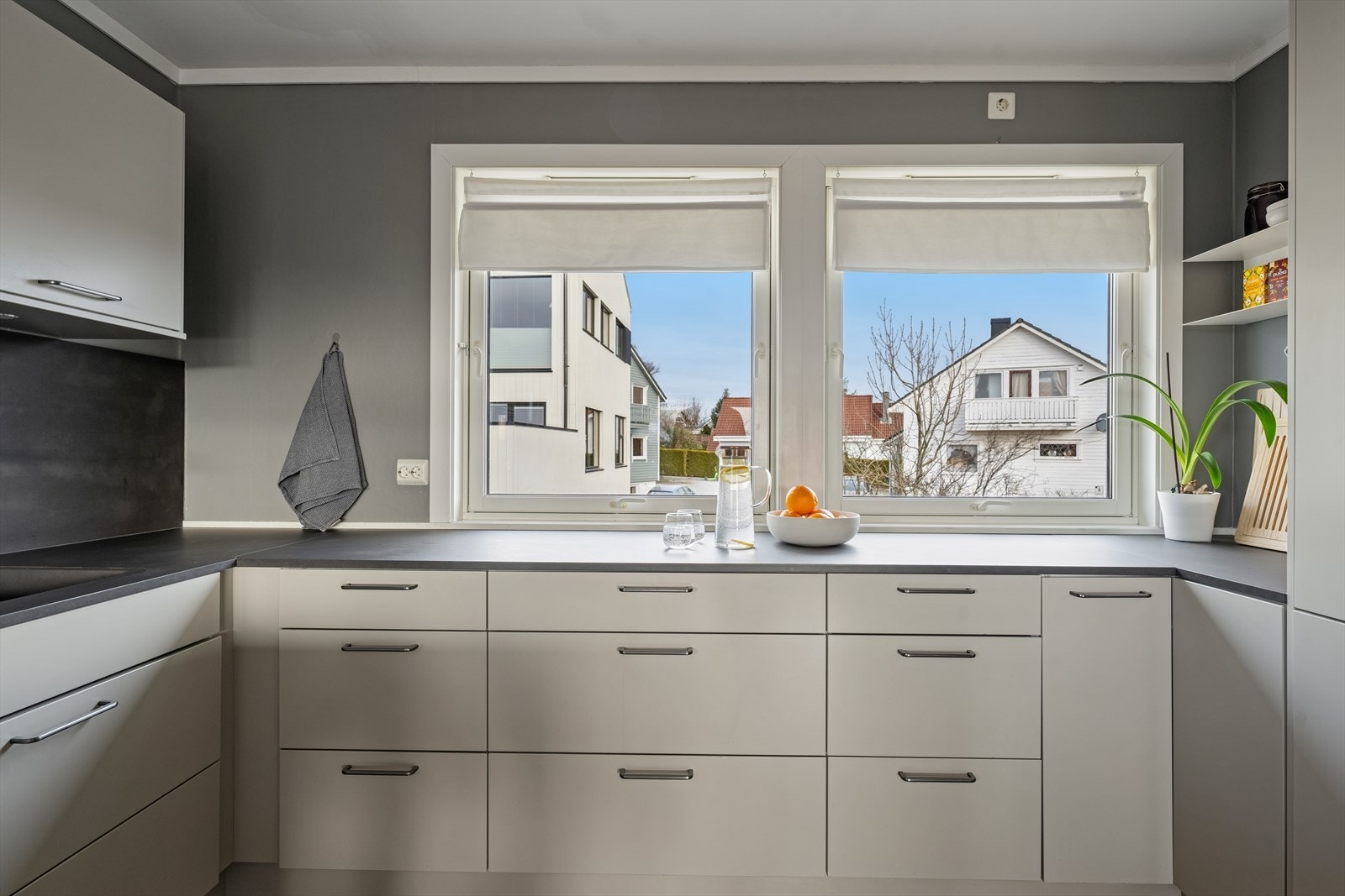 Et praktisk og moderne kjøkken hvor plassen er maksimalt utnyttet! Galleribilde