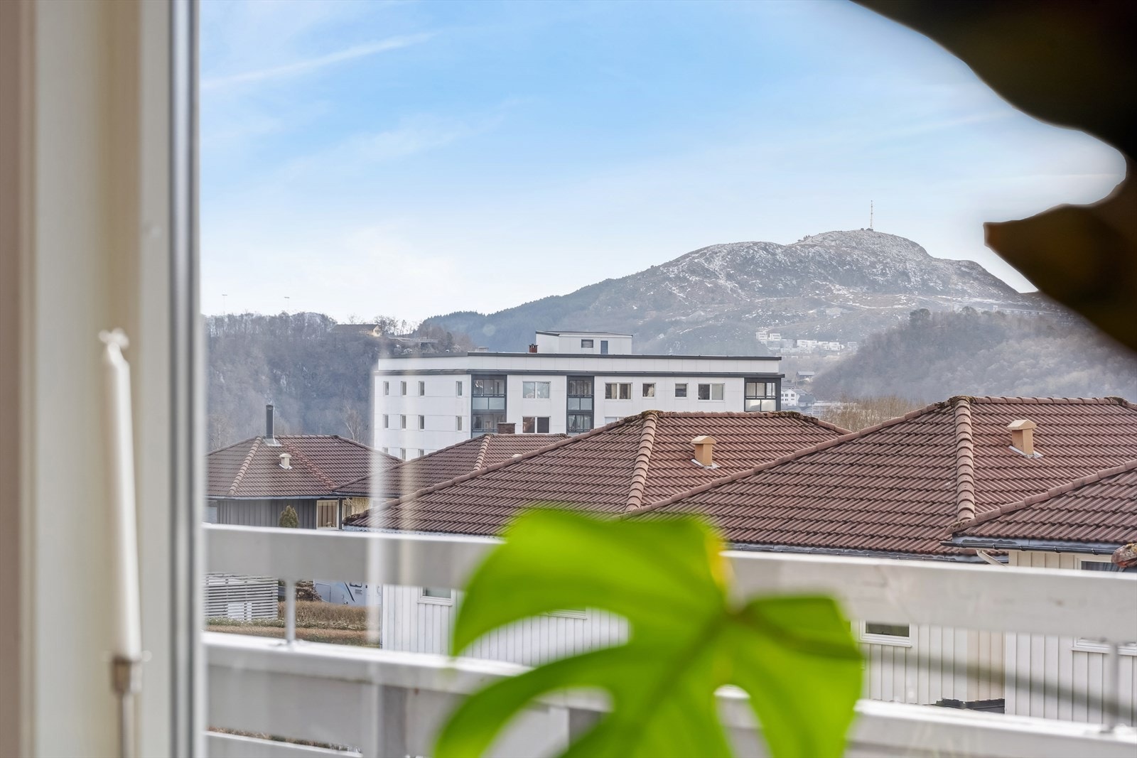 Fra stuen kan man nyte flott utsikt mot Austrått og Hana med Vedafjell i bakgrunn. Galleribilde