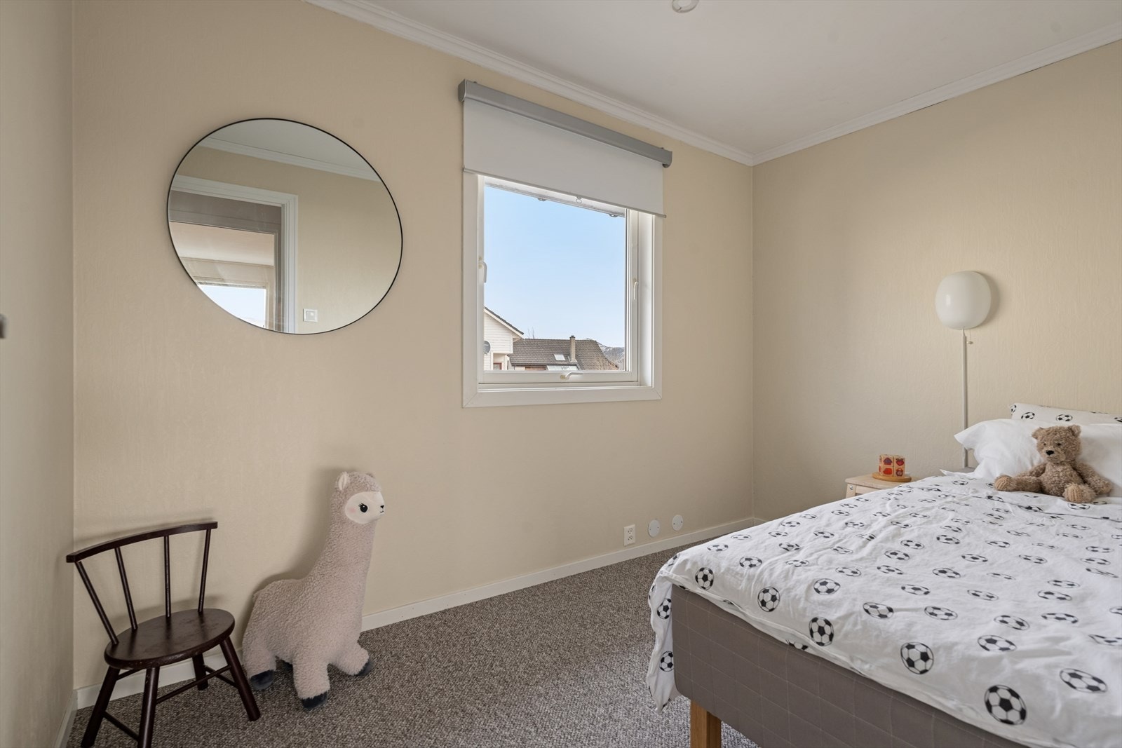 I andre etasje finner man et soverom som passer godt som barnerom, gjesterom, kontor eller lignende. Galleribilde