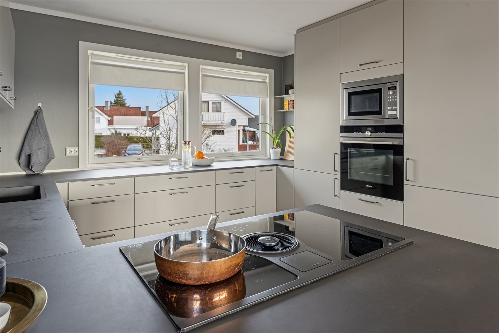 Kjøkkenet er ellers utstyrt med kombiskap, oppvaskmaskin, stekeovn, mikrobølgeovn og koketopp med integrert ventilator. Galleribilde